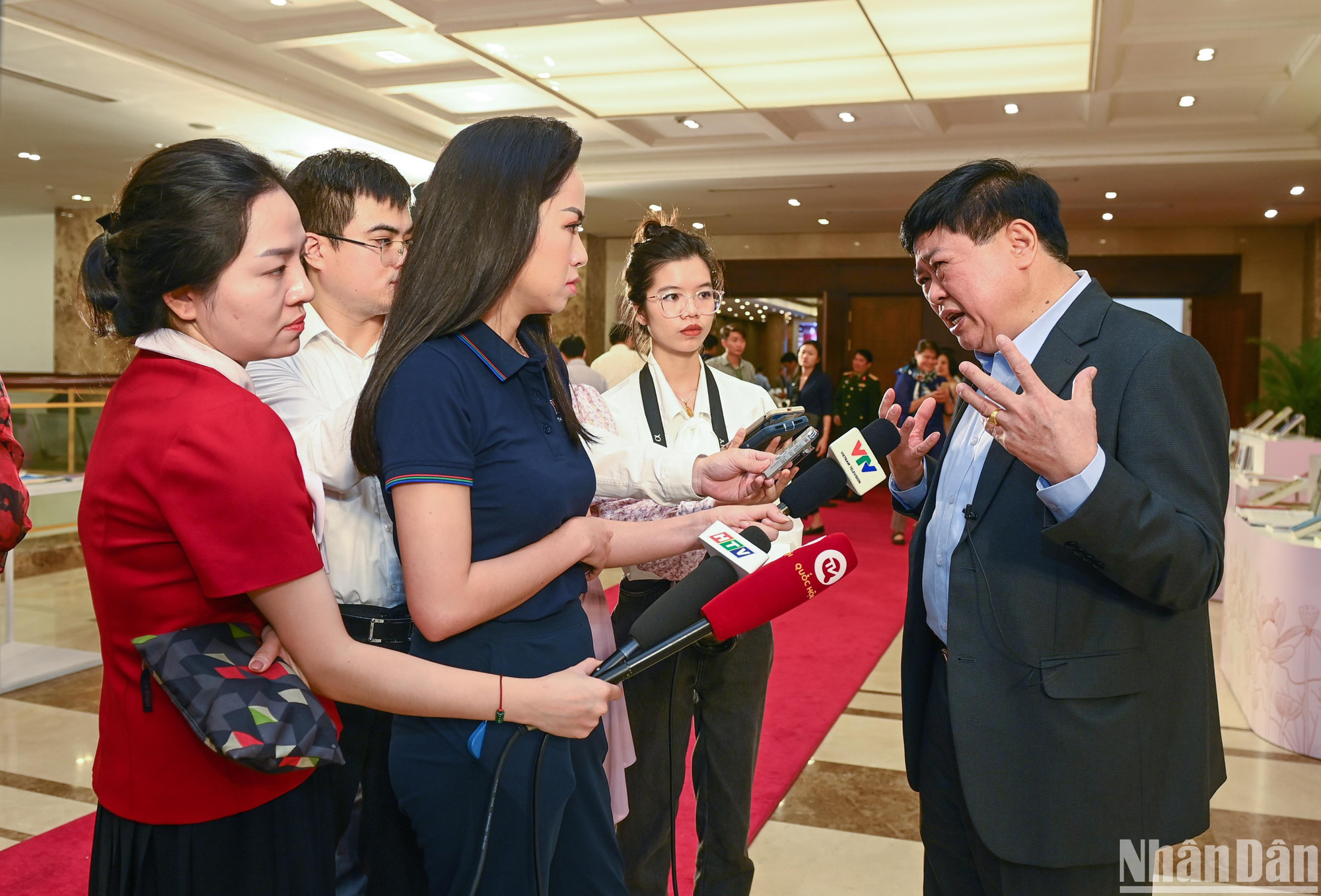 Ông Nguyễn Thế Kỷ, nguyên Ủy viên Ban Chấp hành Trung ương Đảng Cộng sản Việt Nam khóa XII, hiện là Chủ tịch Hội đồng Lý luận, phê bình văn học, nghệ thuật Trung ương trả lời phỏng vấn của các cơ quan báo chí về các vấn đề tại hội thảo. (Ảnh: THÀNH ĐẠT)