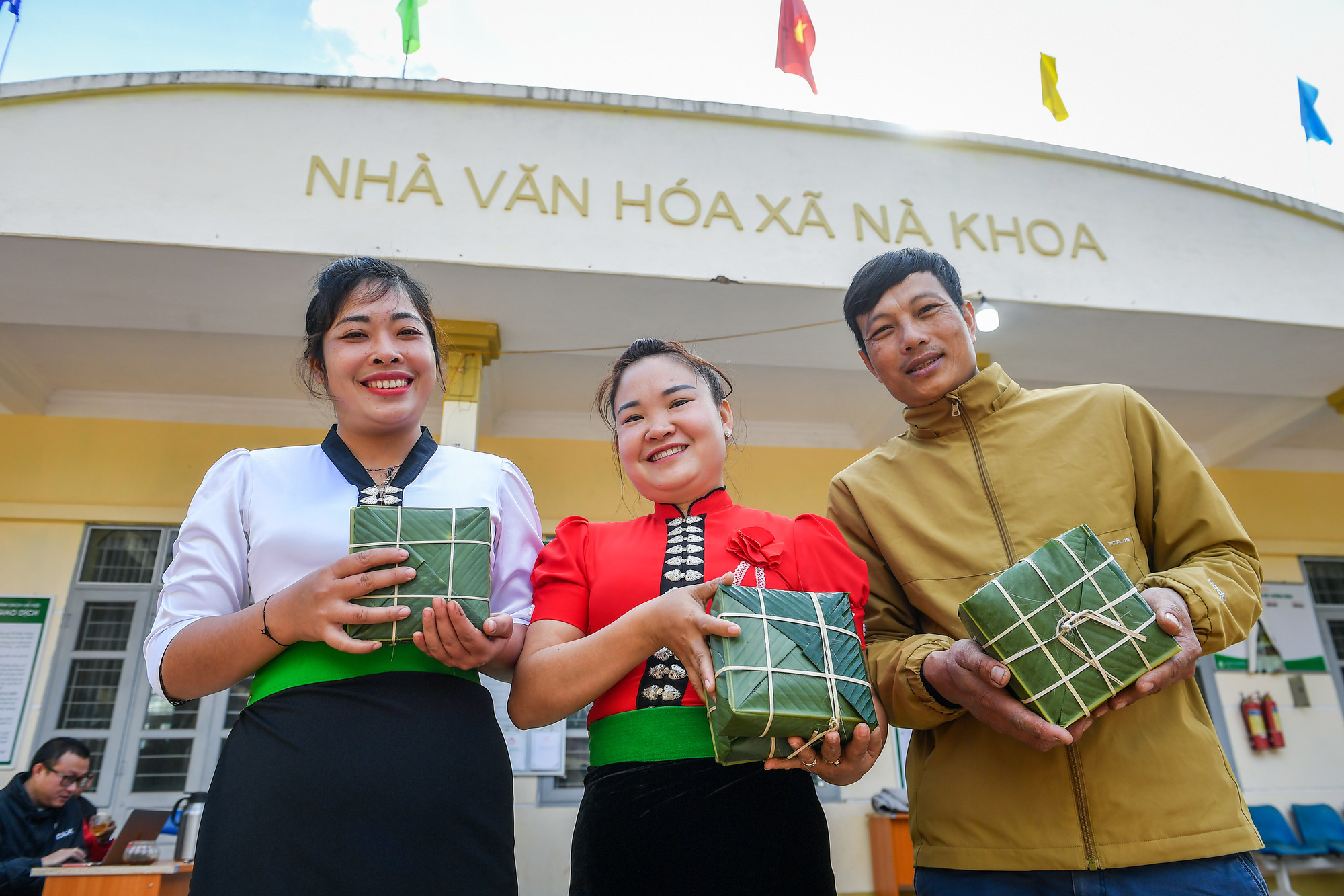 [Ảnh] Những bếp lửa "nghĩa tình" nấu bánh chưng xanh ở Nậm Pồ ảnh 13