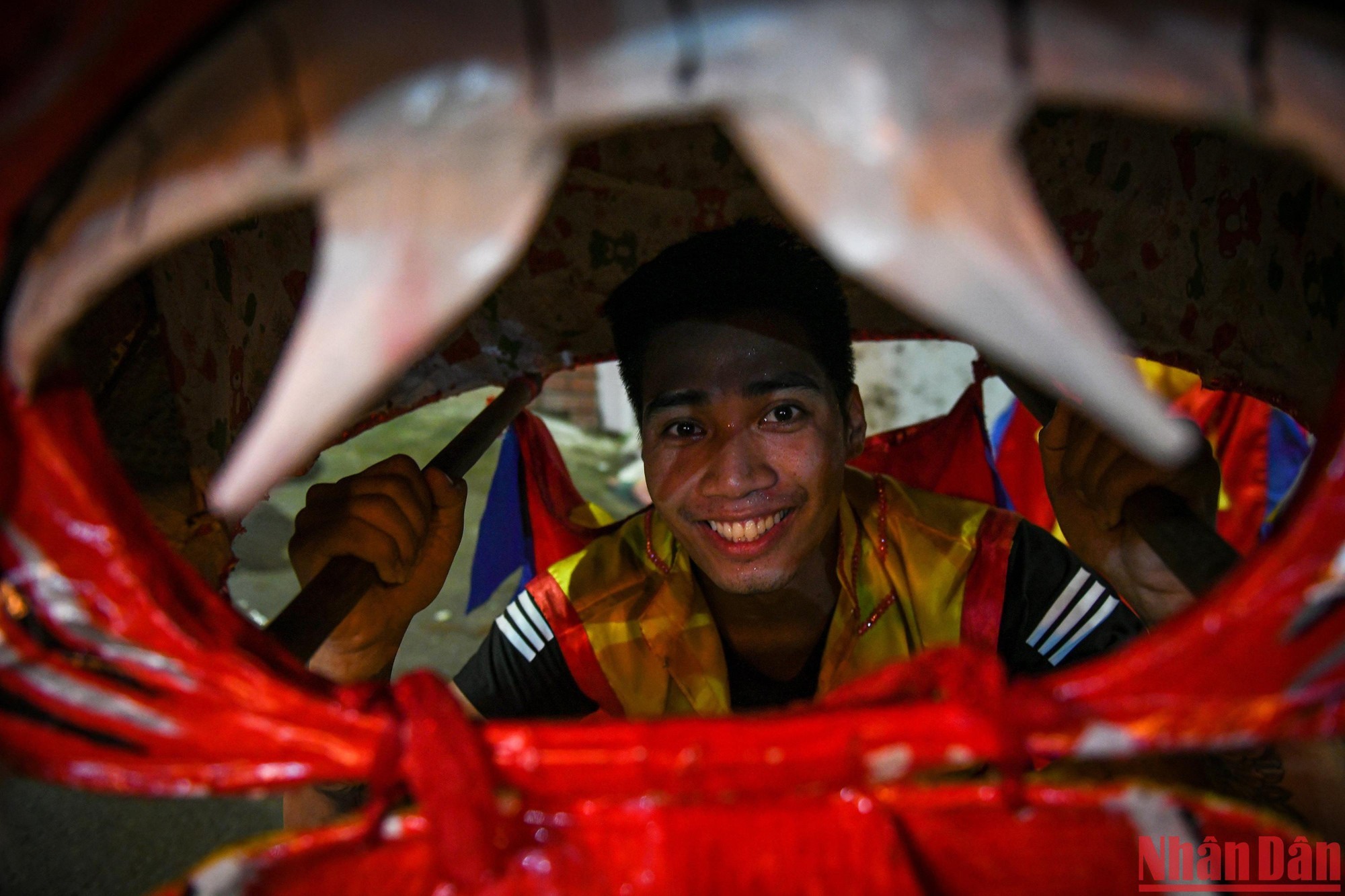 Anh Nguyễn Văn Tuyên, thành viên đội múa lân cho biết, năm nay đến lượt độ tuổi 1997 tổ chức đội múa lân, mọi năm xem biểu diễn anh đã rất háo hức để đến lượt mình vào đội múa lân, năm nay đội bao gồm 15 thành viên, toàn bộ là người trong thôn, các thành viên trong nhóm đều tập luyện và biểu diễn trên tinh thần tự giác và muốn cho người dân trong thôn nhất là các bạn nhỏ có một mùa Trung thu vui vẻ, ý nghĩa. Anh Nguyễn Văn Tuyên, thành viên đội múa lân cho biết, năm nay đến lượt độ tuổi 1997 tổ chức đội múa lân, mọi năm xem biểu diễn anh đã rất háo hức để đến lượt mình vào đội múa lân, năm nay đội bao gồm 15 thành viên, toàn bộ là người trong thôn, các thành viên trong nhóm đều tập luyện và biểu diễn trên tinh thần tự giác và muốn cho người dân trong thôn nhất là các bạn nhỏ có một mùa Trung thu vui vẻ, ý nghĩa.