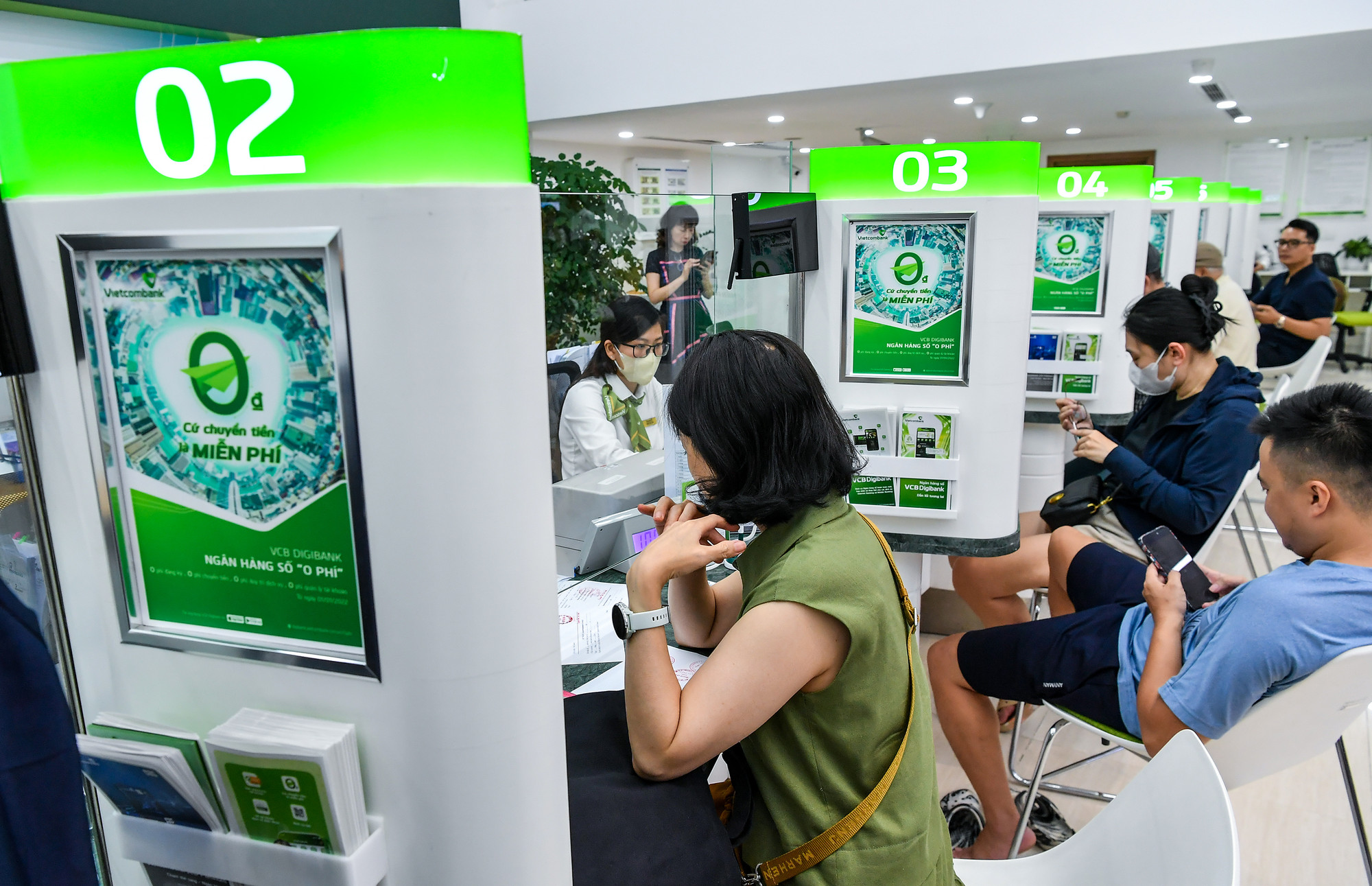 Người dân thực hiện giao dịch mua vàng tại ngân hàng Vietcombank trong ngày 3/6.