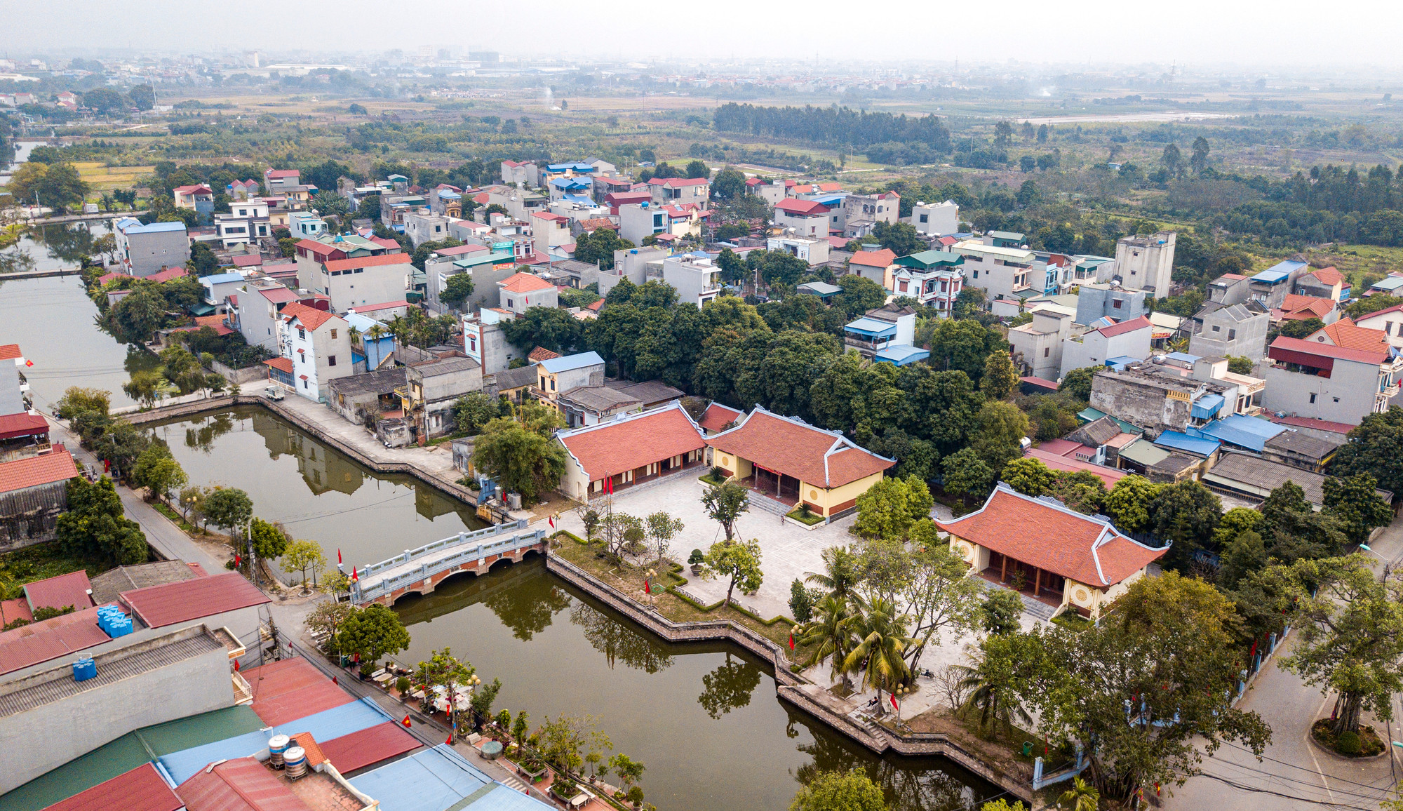 Khu lưu niệm Tổng Bí thư Nguyễn Văn Linh tọa lạc trong khuôn viên với tổng diện tích 4.685m2, gồm nhiều công trình như: nhà tưởng niệm, nhà trưng bày lưu niệm, nơi đón tiếp khách đến tham quan thăm viếng cùng hệ thống các công trình phụ trợ: cầu, đường vào và sân vườn bốn mùa thơm hoa, xanh lá... Khu lưu niệm Tổng Bí thư Nguyễn Văn Linh tọa lạc trong khuôn viên với tổng diện tích 4.685m2, gồm nhiều công trình như: nhà tưởng niệm, nhà trưng bày lưu niệm, nơi đón tiếp khách đến tham quan thăm viếng cùng hệ thống các công trình phụ trợ: cầu, đường vào và sân vườn bốn mùa thơm hoa, xanh lá...