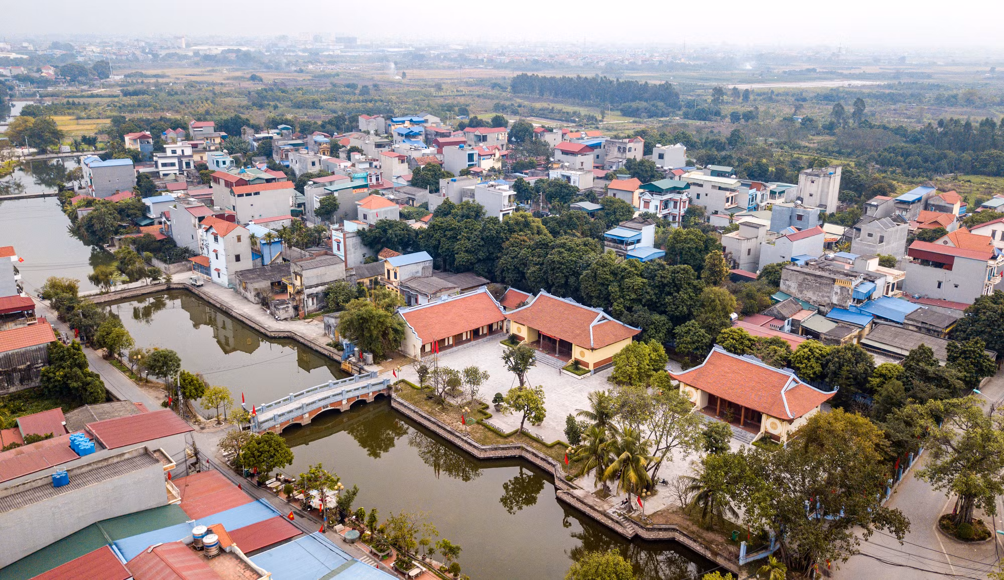 Khu lưu niệm Tổng Bí thư Nguyễn Văn Linh tọa lạc trong khuôn viên với tổng diện tích 4.685m2, gồm nhiều công trình như: nhà tưởng niệm, nhà trưng bày lưu niệm, nơi đón tiếp khách đến tham quan thăm viếng cùng hệ thống các công trình phụ trợ: cầu, đường vào và sân vườn bốn mùa thơm hoa, xanh lá...