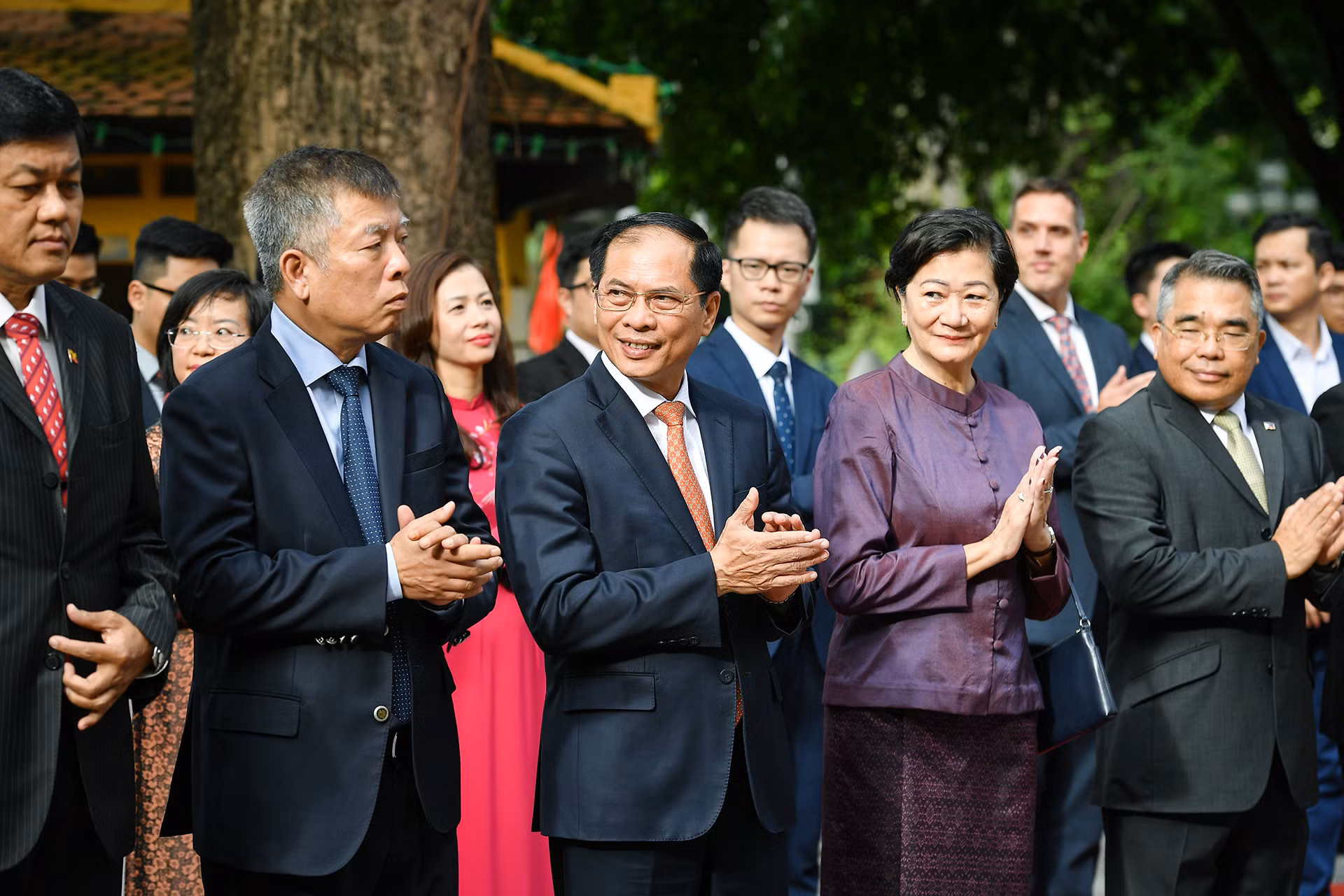 Các đại biểu Việt Nam và quốc tế dự buổi lễ. (Ảnh: THÀNH ĐẠT)