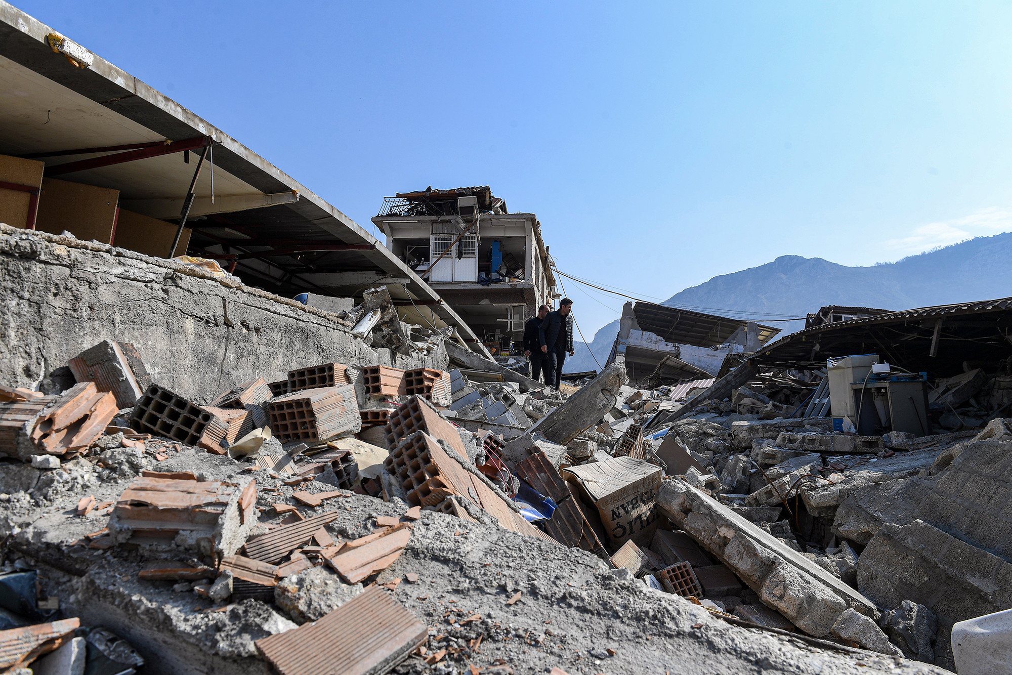 Một số người vẫn đi tìm những vật dụng, đồ đạc còn sót dùng được trên những ngôi nhà của mình.