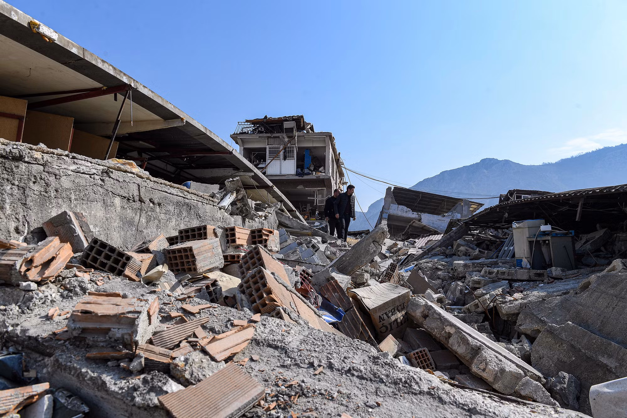 Một số người vẫn đi tìm những vật dụng, đồ đạc còn sót dùng được trên những ngôi nhà của mình.