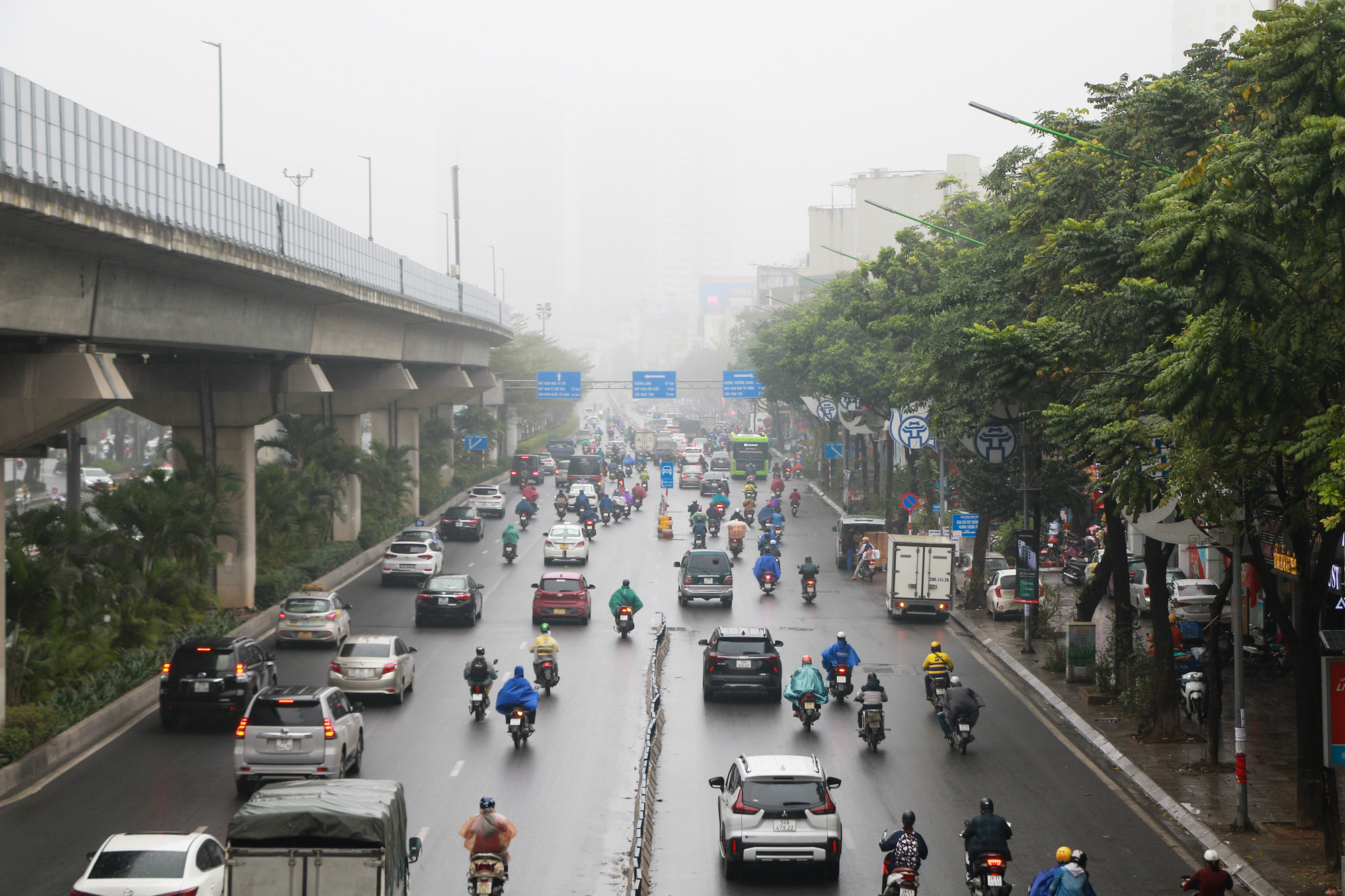 Khu vực đường Nguyễn Trãi sáng ngày 7/2, có thể thấy rõ mưa phùn và chất lượng không khí xấu. Người dân được khuyến cáo nên hạn chế ra đường.