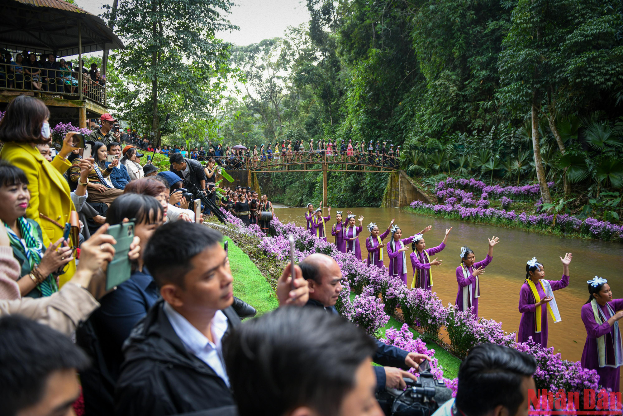 Rất đông du khách thập phương và người dân Kon Tum đến xem chương trình trình diễn áo dài đặc biệt này.