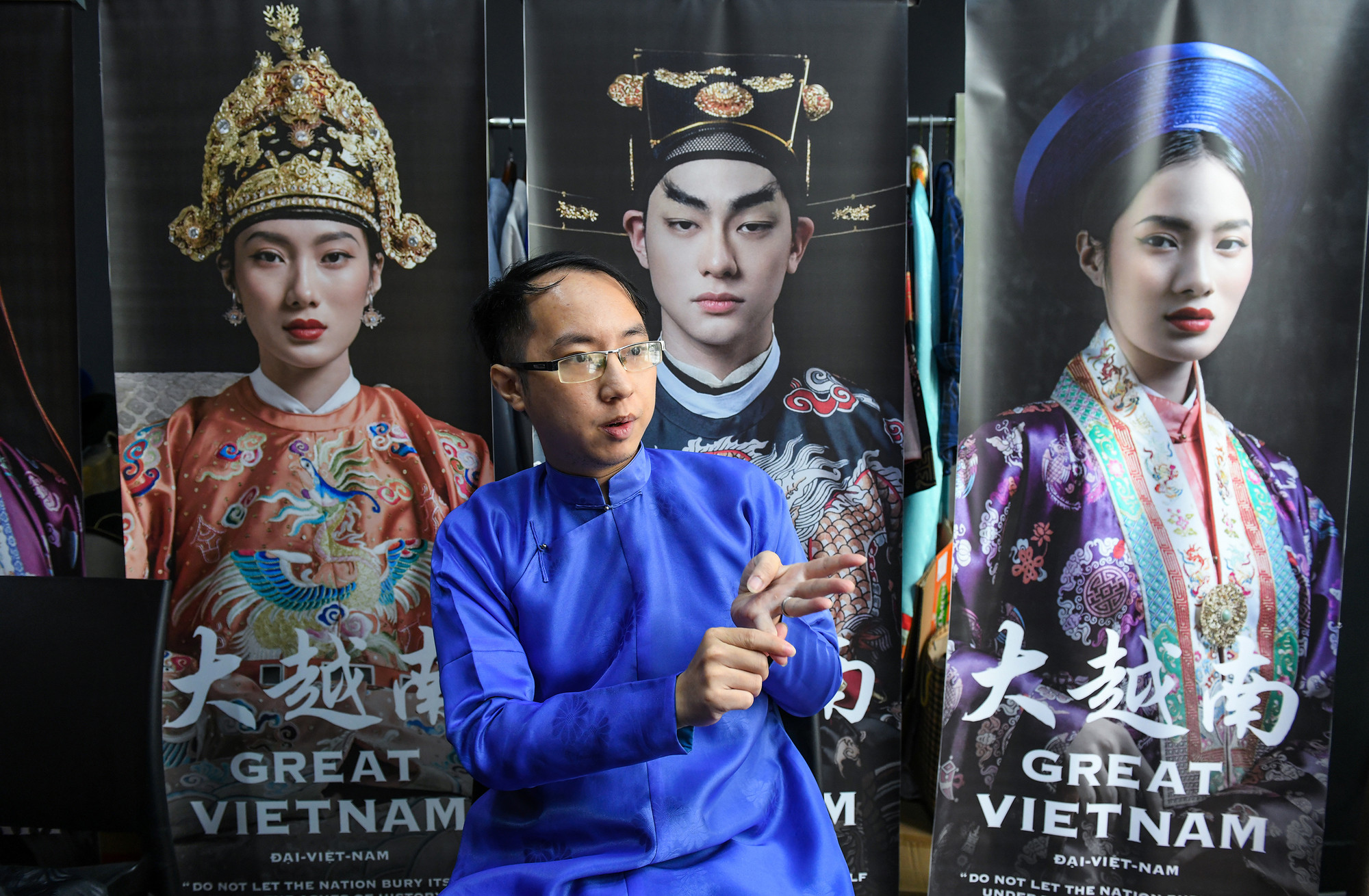 Trong khi đó, Tuấn Anh thì tự tìm hiểu, tự thiết kế và may vá những hoa văn truyền thống, cũng như tham gia dự án Hoa Văn Đại Việt.