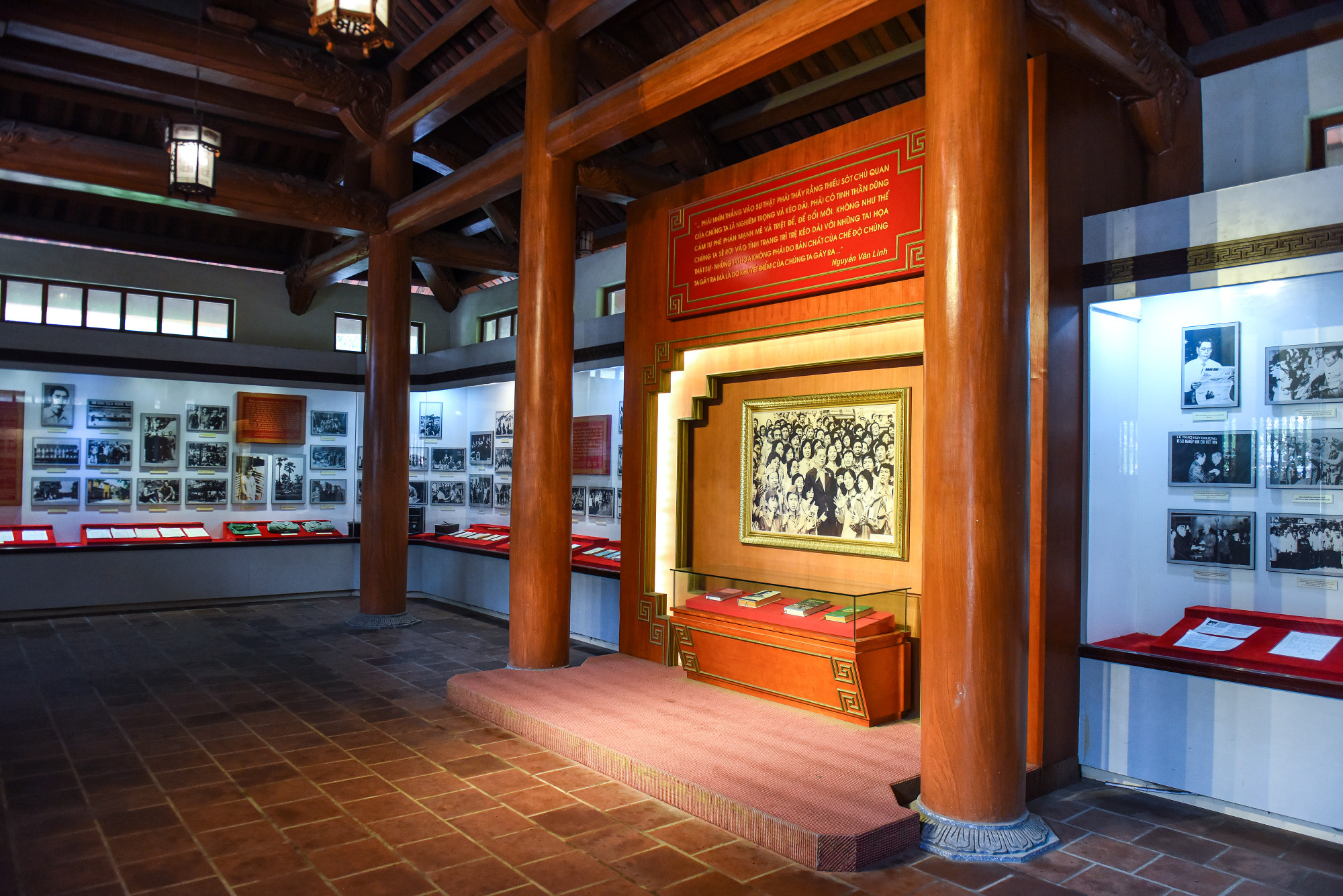 Tại nhà trưng bày lưu niệm, các kỷ vật gắn liền những năm tháng hoạt động của Tổng Bí thư Nguyễn Văn Linh được sắp xếp ngăn nắp, gọn gàng theo trục thời gian. Tại nhà trưng bày lưu niệm, các kỷ vật gắn liền những năm tháng hoạt động của Tổng Bí thư Nguyễn Văn Linh được sắp xếp ngăn nắp, gọn gàng theo trục thời gian.