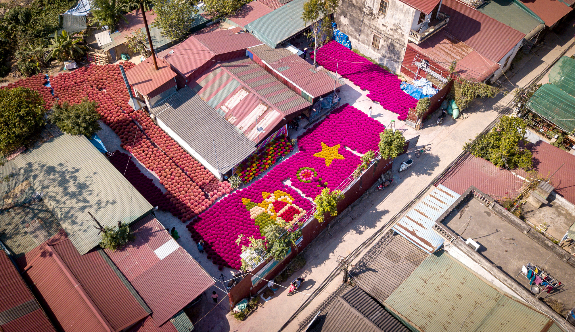 Đi qua những cung đường làng, đâu đó là những khoảng sân rộng phơi đầy những bó hương đỏ dưới ánh nắng vàng rực. Ở đây, người dân tận dụng các sân nhà, sân đình, những bãi đất trống để phơi hương, tạo nên khung cảnh vô cùng ấn tượng.