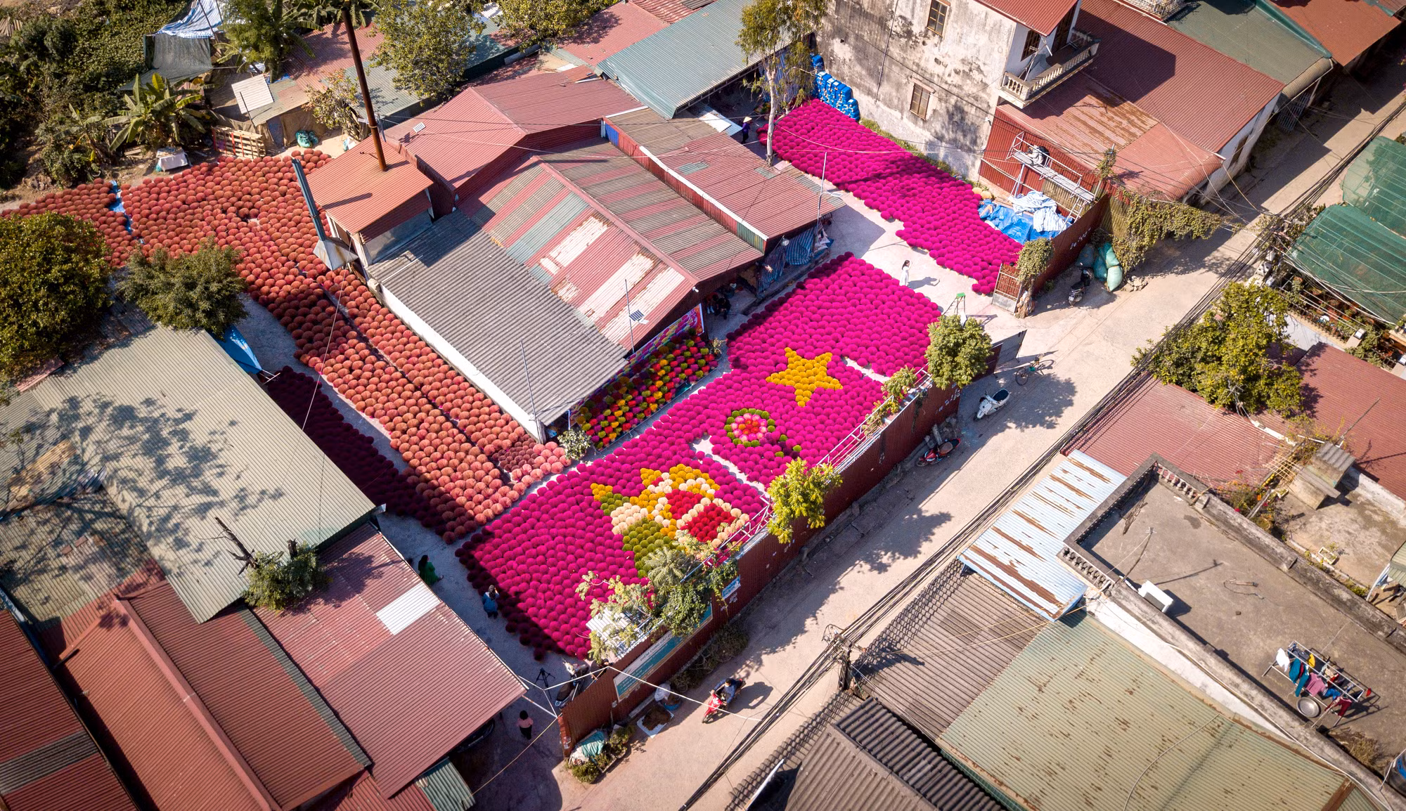 Đi qua những cung đường làng, đâu đó là những khoảng sân rộng phơi đầy những bó hương đỏ dưới ánh nắng vàng rực. Ở đây, người dân tận dụng các sân nhà, sân đình, những bãi đất trống để phơi hương, tạo nên khung cảnh vô cùng ấn tượng.