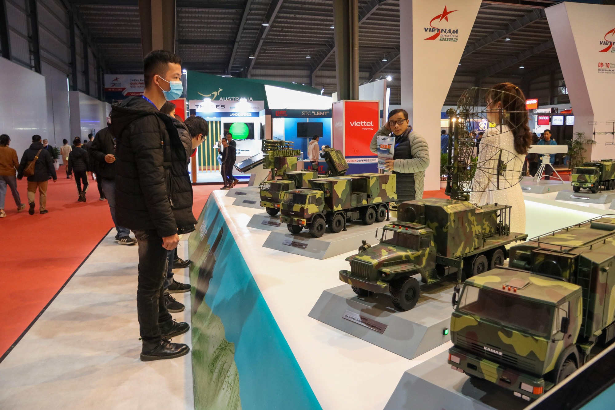 Du khách tham quan các gian hàng trưng bày mô hình quân sự tại triển lãm.