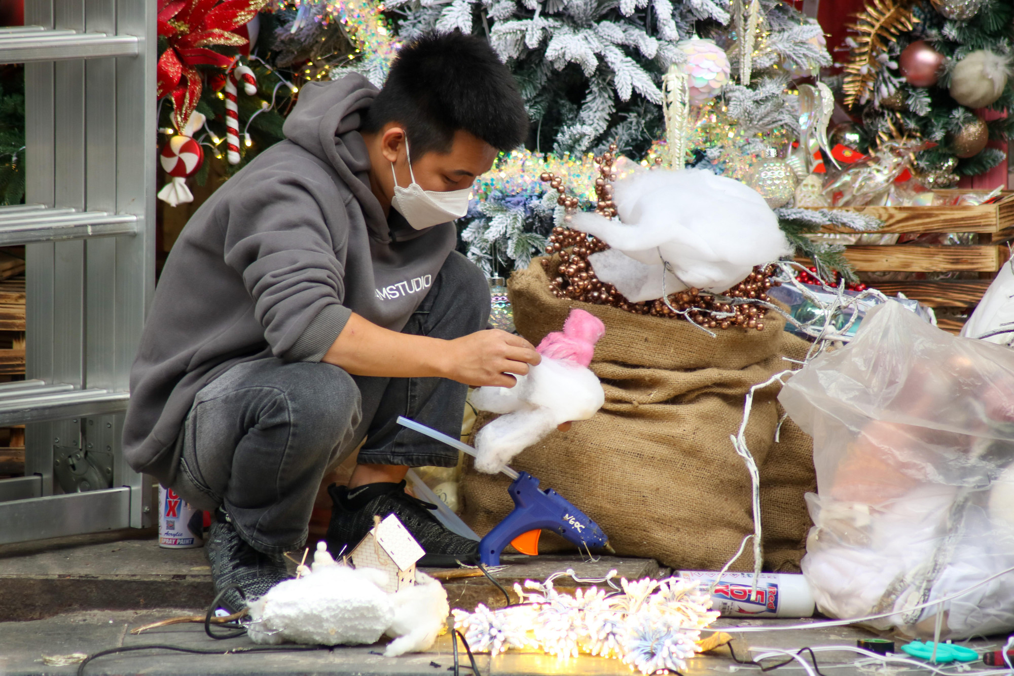 Những người bán hàng cũng bận rộn chuẩn bị hàng hóa vì càng ngày càng có nhiều lượt khách đến để mua sắm.