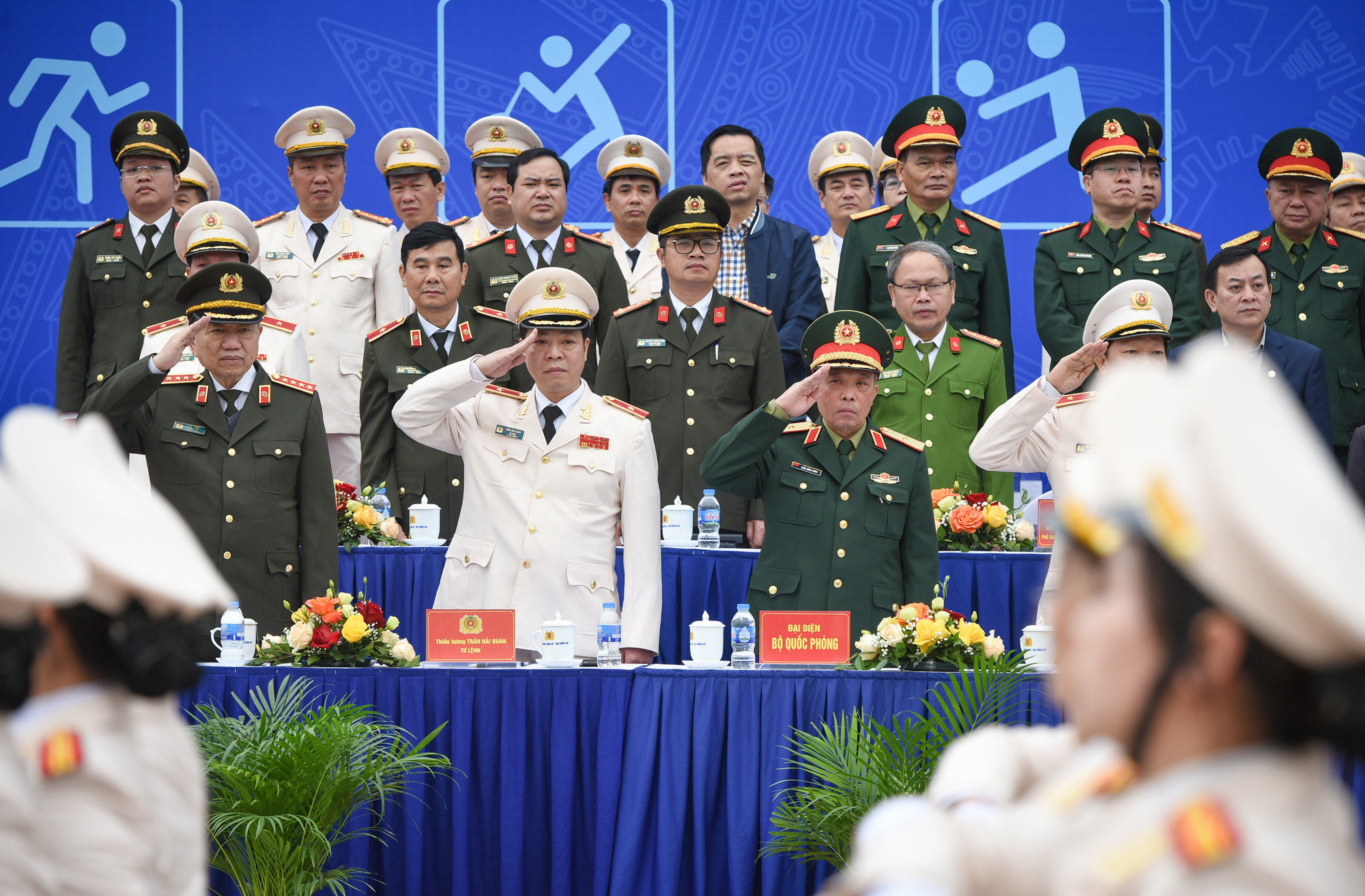 Đại tướng Tô Lâm, Bộ trưởng Công an theo dõi phần diễu hành của các lực lượng. Đại tướng Tô Lâm, Bộ trưởng Công an theo dõi phần diễu hành của các lực lượng.