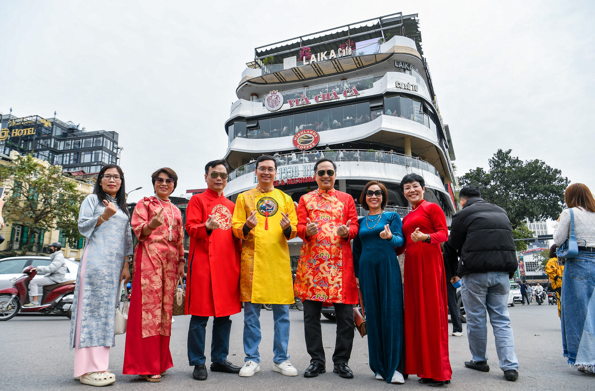 [Ảnh] Hàng nghìn người ghé thăm tòa nhà "Hàm cá mập" chụp ảnh trước khi bị tháo dỡ ảnh 6