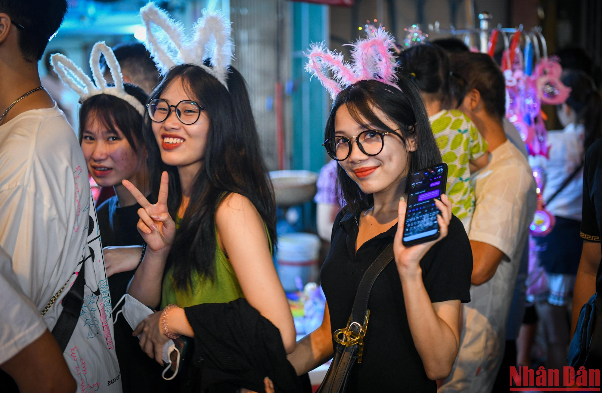 Nhiều người dân chia sẻ, dù biết con phố Hàng Mã những ngày này sẽ rất đông nhưng vẫn muốn đi để cùng mọi người tận hưởng cảm giác đón không khí Trung thu.