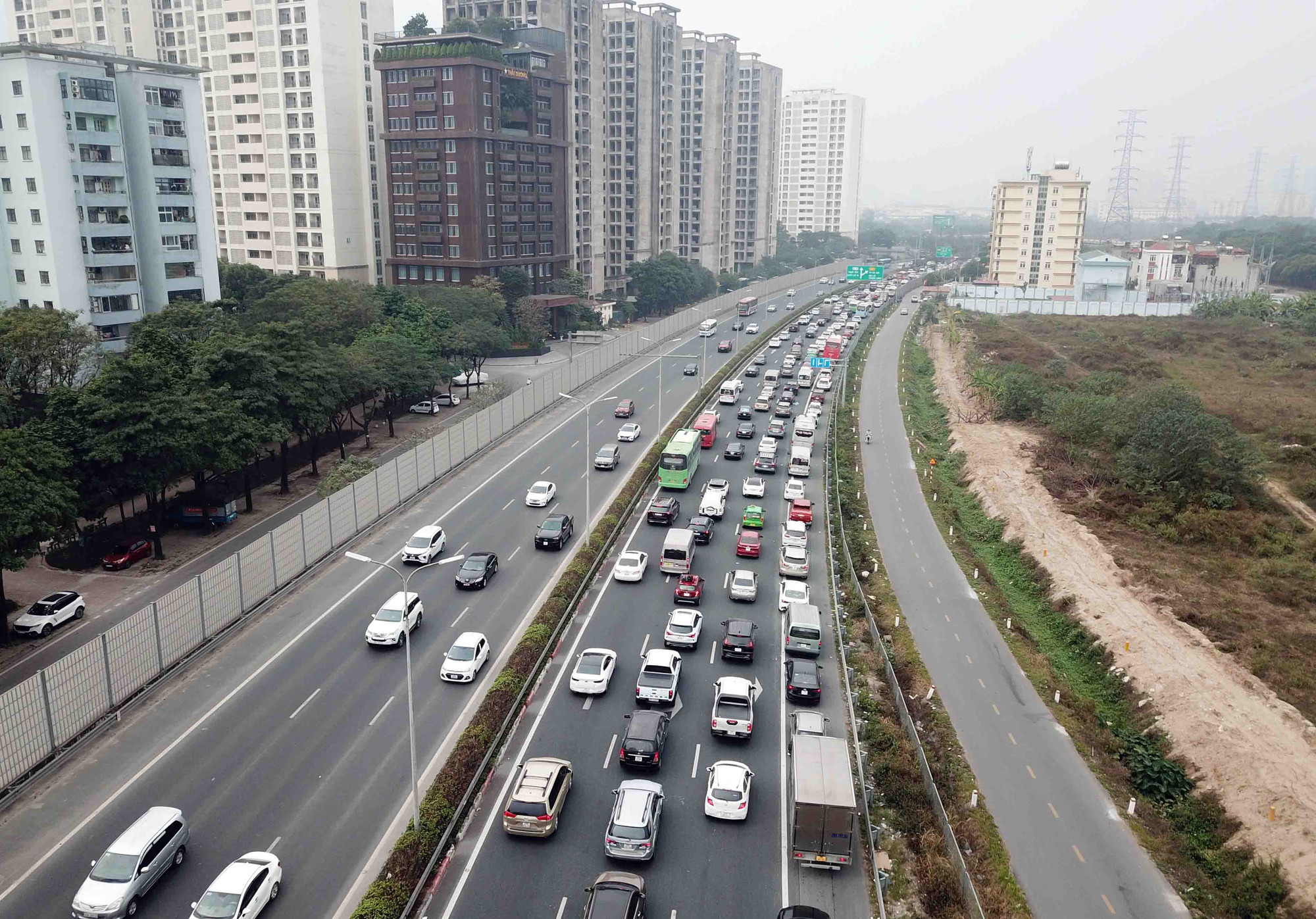 Đường Pháp Vân hướng vào trung tâm Hà Nội ùn tắc kéo dài do người dân từ các tỉnh đổ về thành phố sau kỳ nghỉ Tết Quý Mão. Đường Pháp Vân hướng vào trung tâm Hà Nội ùn tắc kéo dài do người dân từ các tỉnh đổ về thành phố sau kỳ nghỉ Tết Quý Mão.
