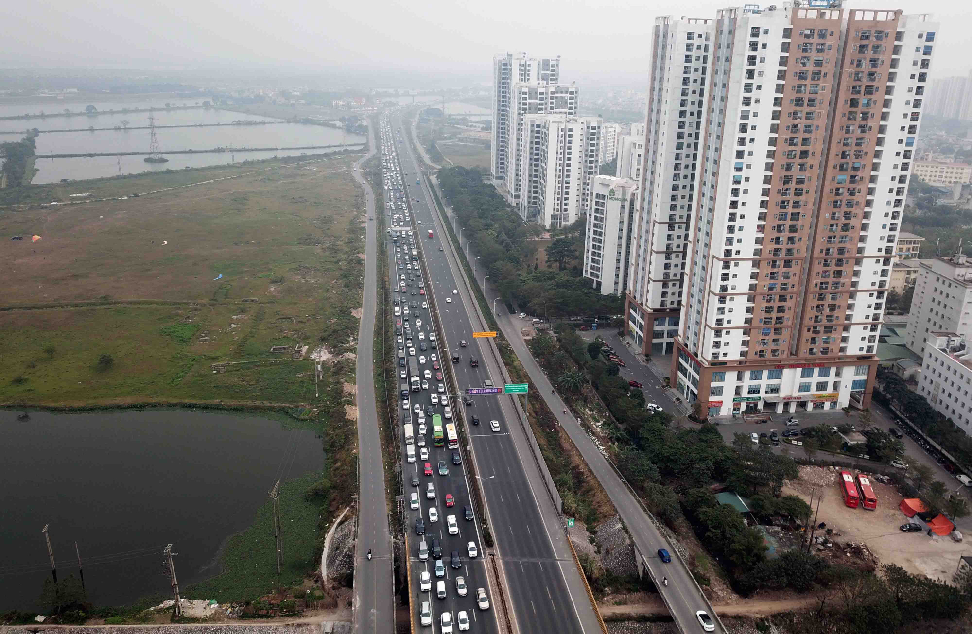 Hôm nay (26/1), ngày cuối cùng của kỳ nghỉ Tết Nguyên đán Quý Mão, người dân từ các địa phương quay trở lại thành phố để bắt đầu làm việc từ ngày mai, mật độ giao thông tại các tuyến đường thành phố tăng cao. Hôm nay (26/1), ngày cuối cùng của kỳ nghỉ Tết Nguyên đán Quý Mão, người dân từ các địa phương quay trở lại thành phố để bắt đầu làm việc từ ngày mai, mật độ giao thông tại các tuyến đường thành phố tăng cao.