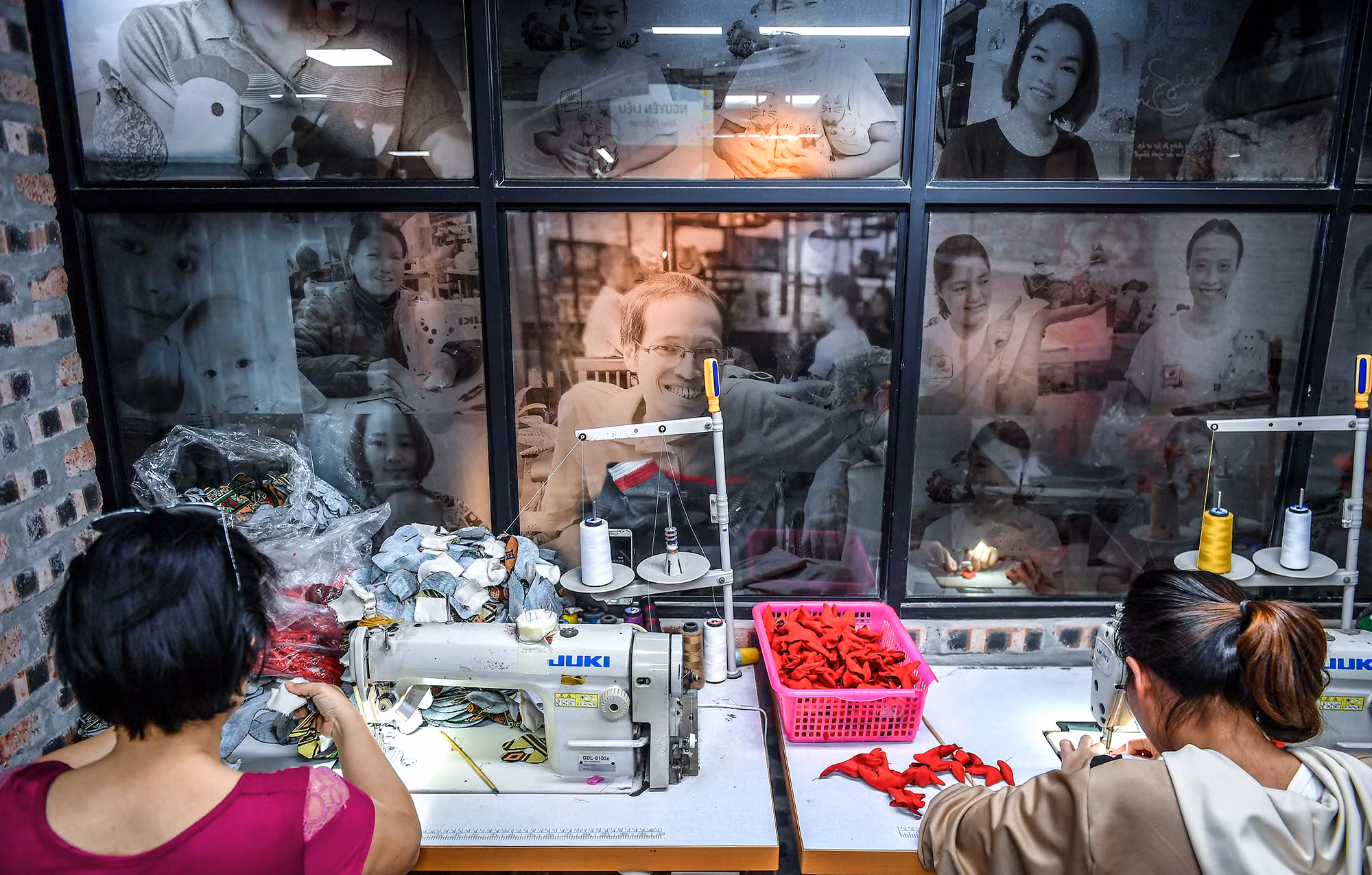 Dệt lại ước mơ từ xưởng may không tiếng người 