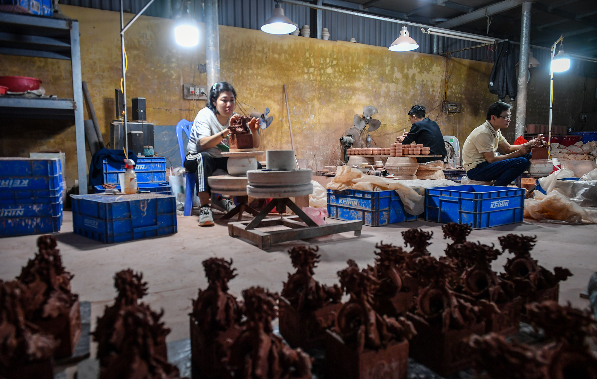 Những ngày đầu năm 2024, khu xưởng nhỏ nằm sâu trong làng Bát Tràng (Gia Lâm, Hà Nội) trở nên tất bật hơn lệ thường. Các nghệ nhân đang vội vã hoàn thiện những sản phẩm phục vụ cho Tết Giáp Thìn sắp tới.