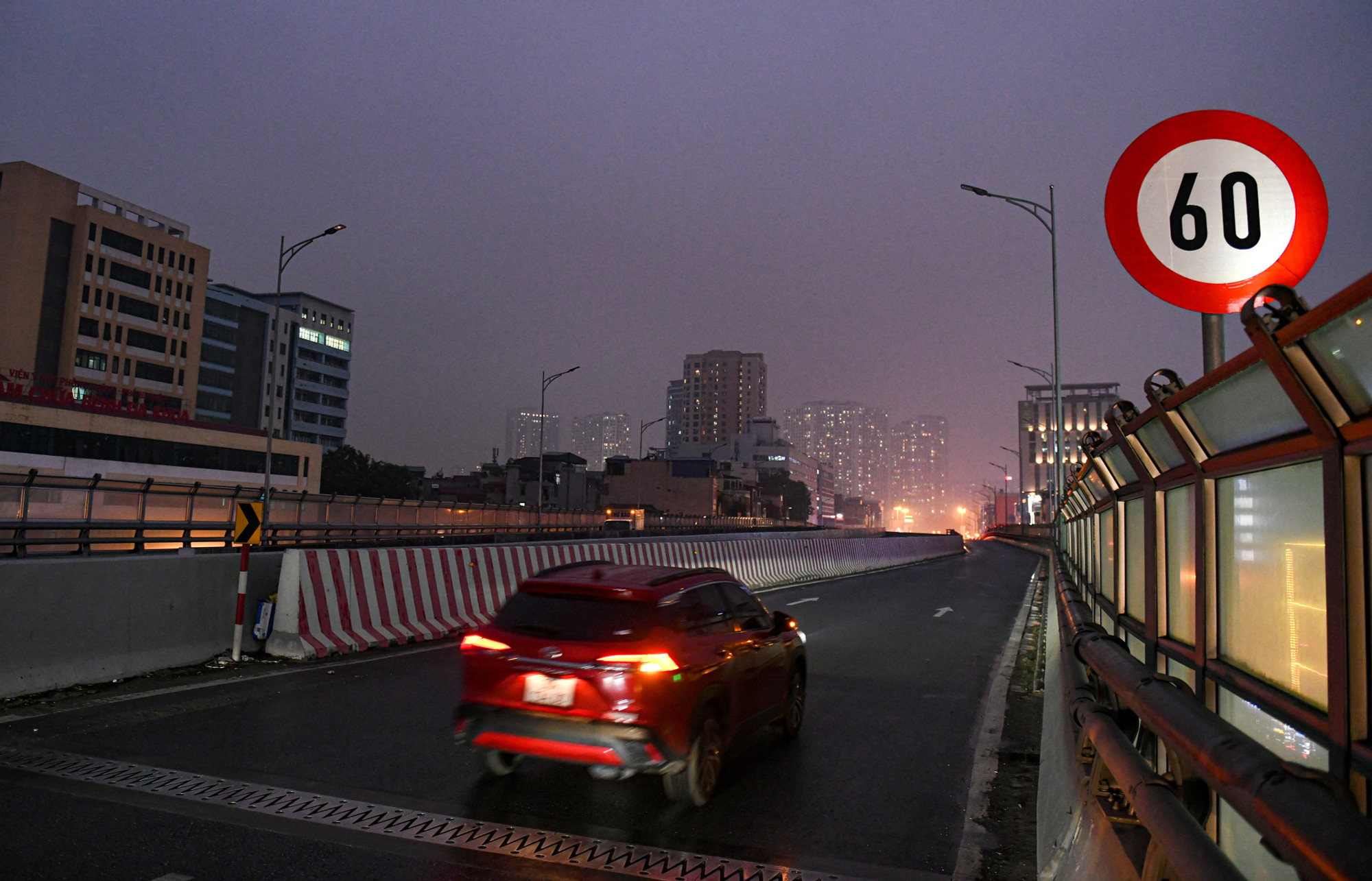 Hệ thống biển báo giao thông đã được lắp đặt hoàn tất trước ngày thông xe. Hệ thống biển báo giao thông đã được lắp đặt hoàn tất trước ngày thông xe.