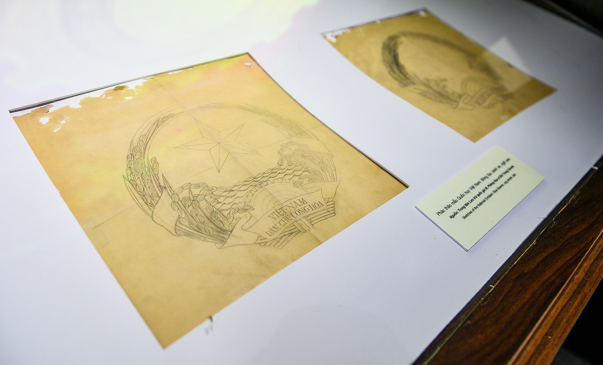 Quốc huy, Quốc kỳ của nước Việt Nam Dân chủ Cộng hòa do họa sĩ Bùi Trang Chước vẽ. Phần lớn các bản phác thảo mẫu Quốc huy đã bị ố vàng, phai mờ, đặc biệt có 2 bản vẽ khổ lớn 56 x 34cm đã bị rách cạnh. Đây là sản phẩm sáng tạo hội họa tiêu biểu, đầy đủ súc tích về đất nước, con người Việt Nam, khẳng định chủ quyền của quốc gia độc lập.