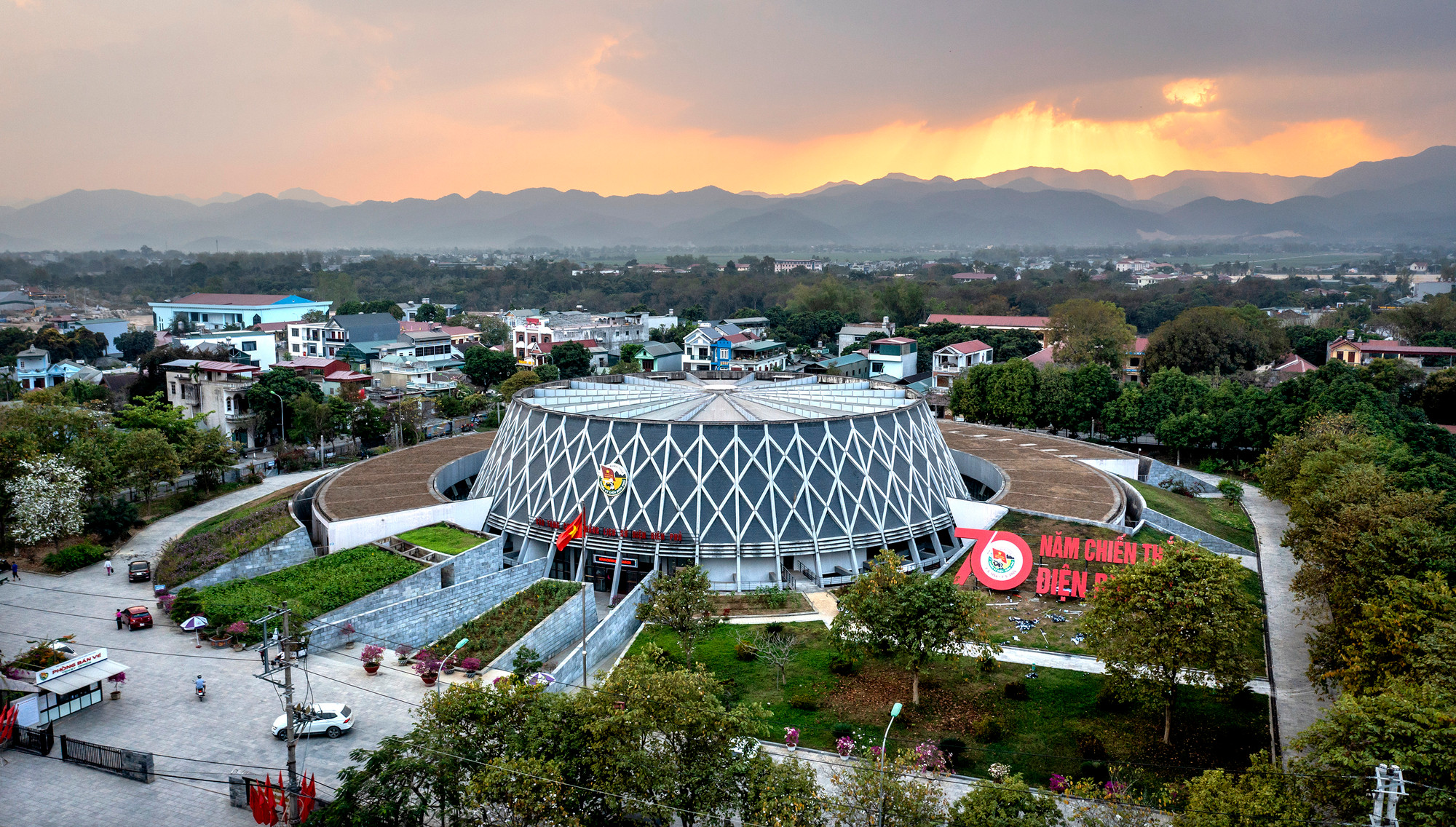 Công trình Bảo tàng Chiến thắng lịch sử Điện Biên Phủ được xây dựng năm 2012 và khánh thành vào năm 2014 nhân dịp kỷ niệm 60 năm chiến thắng Điện Biên Phủ. Đây là công trình có kiến trúc hiện đại; hình dáng bên ngoài được thiết kế là hình chiếc mũ nan phủ lưới ngụy trang cùng với hệ thống nan bê tông, cốt thép tạo hình quả trám tượng trưng cho chiếc áo trấn thủ của các chiến sĩ Điện Biên năm xưa. Công trình Bảo tàng Chiến thắng lịch sử Điện Biên Phủ được xây dựng năm 2012 và khánh thành vào năm 2014 nhân dịp kỷ niệm 60 năm chiến thắng Điện Biên Phủ. Đây là công trình có kiến trúc hiện đại; hình dáng bên ngoài được thiết kế là hình chiếc mũ nan phủ lưới ngụy trang cùng với hệ thống nan bê tông, cốt thép tạo hình quả trám tượng trưng cho chiếc áo trấn thủ của các chiến sĩ Điện Biên năm xưa.