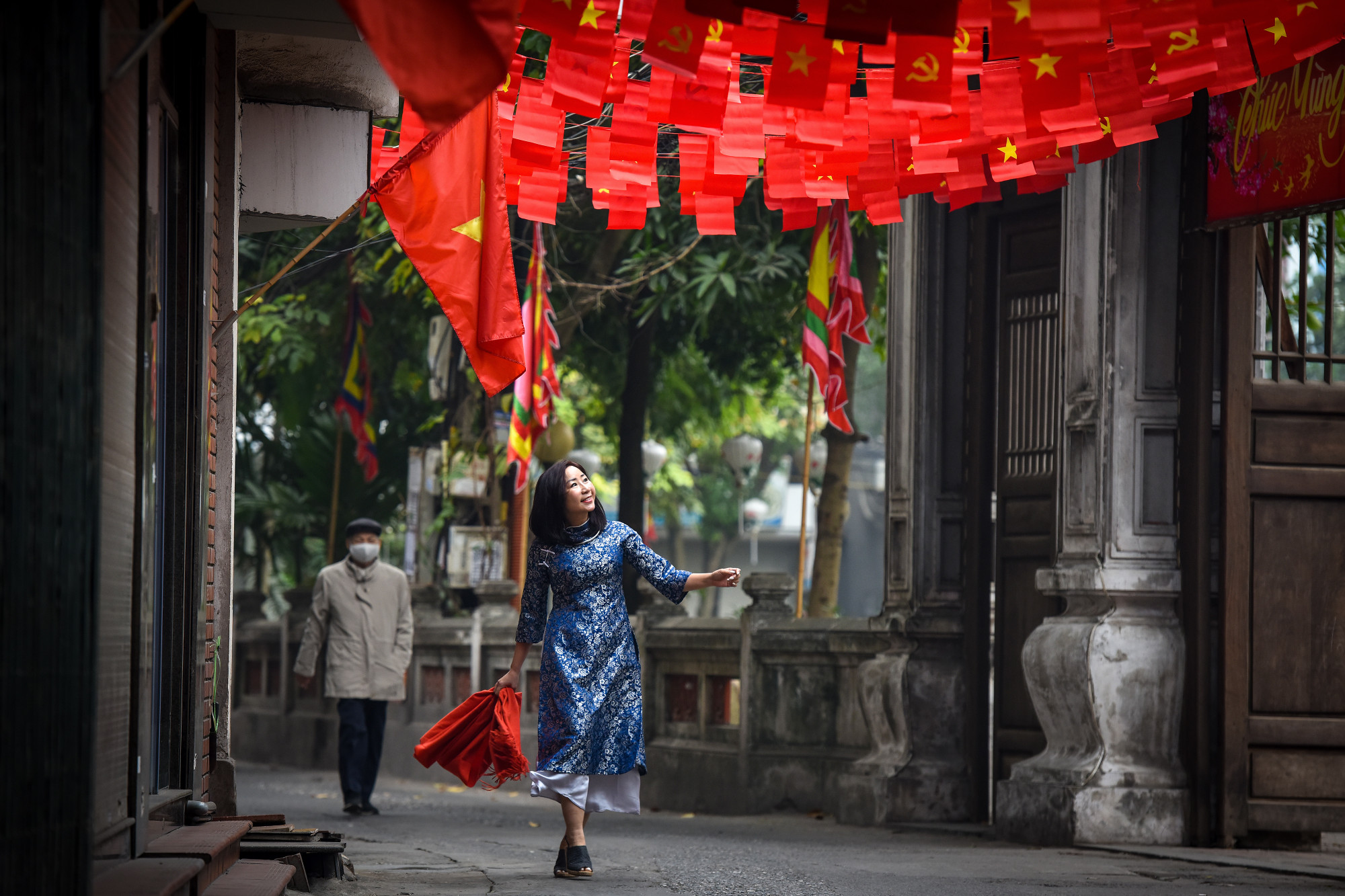 Người dân Thủ đô ra đường cảm nhận không khí yên bình sáng mùng Một Tết. (Ảnh: THÀNH ĐẠT)