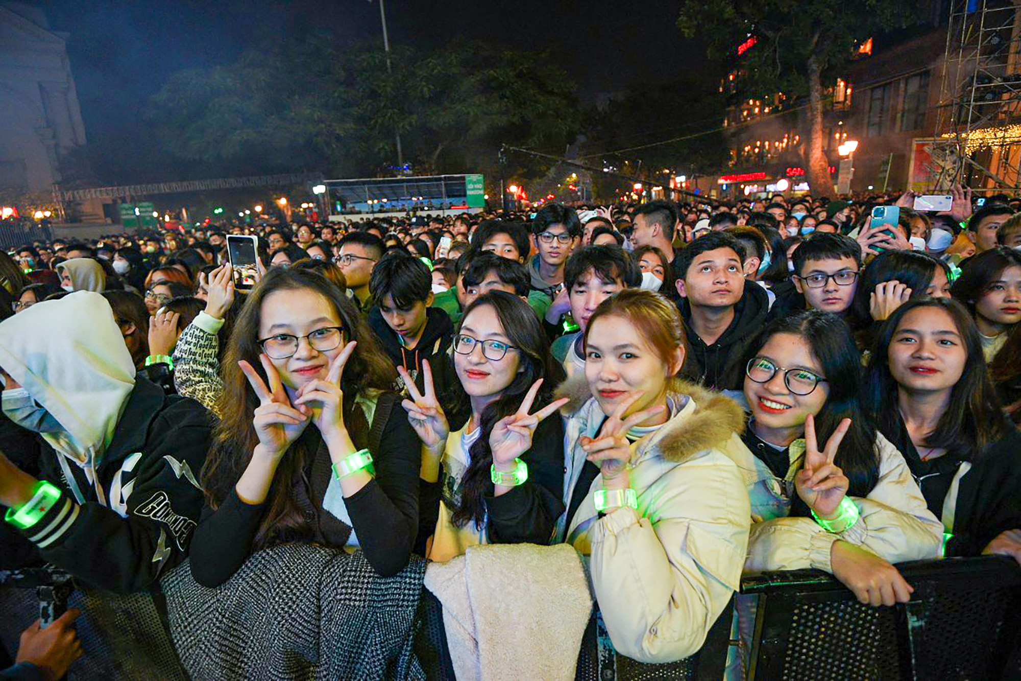 Đông đảo người dân chủ yếu là các bạn trẻ chờ màn Countdown đếm ngược chào đón năm mới tại Quảng trường Cách mạng tháng Tám. (Ảnh: THÀNH ĐẠT)