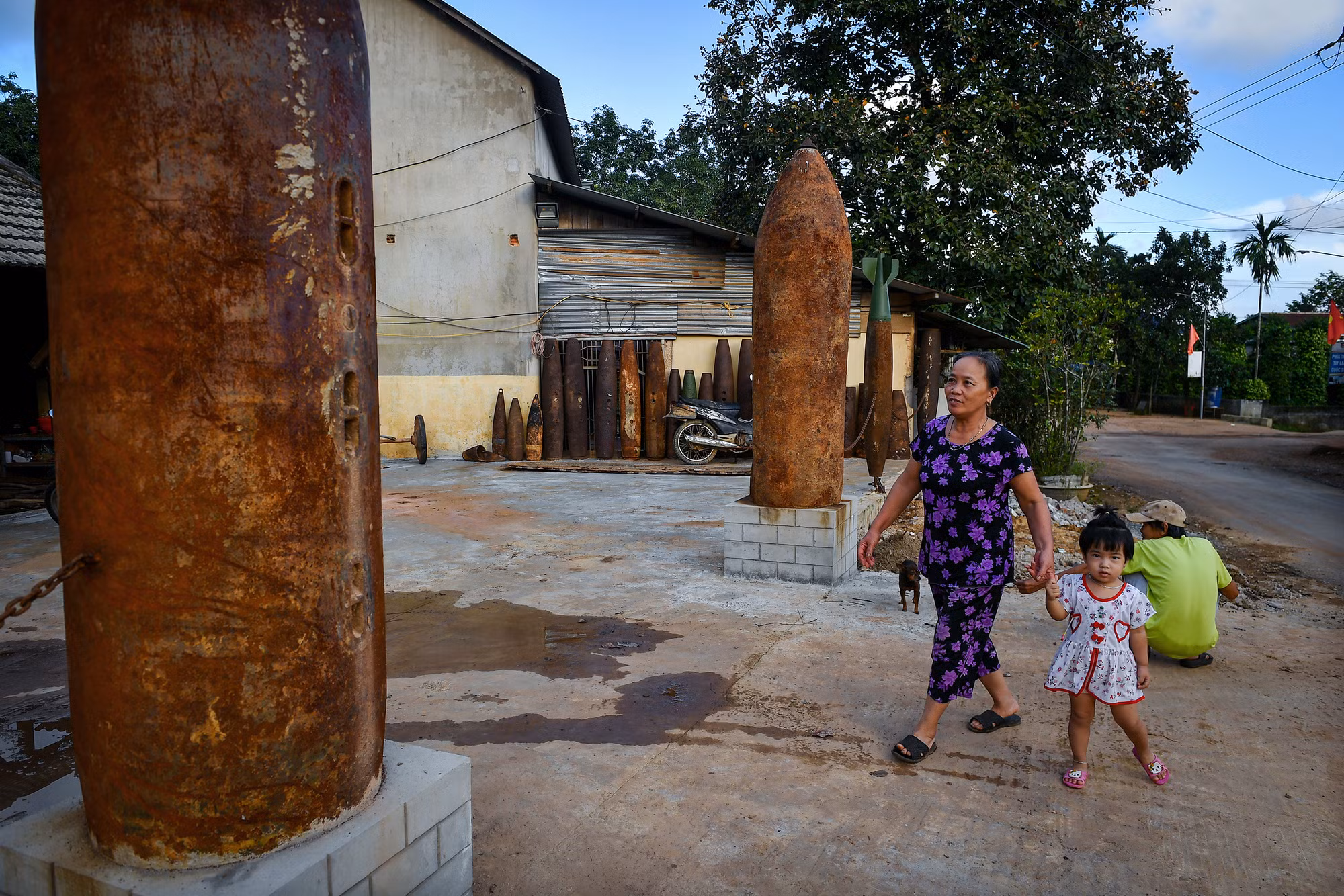 Ngay khi bước vào, tất cả đã ấn tượng với lớp hàng rào đặc biệt được tạo nên bởi rất nhiều vỏ trái bom cỡ lớn.