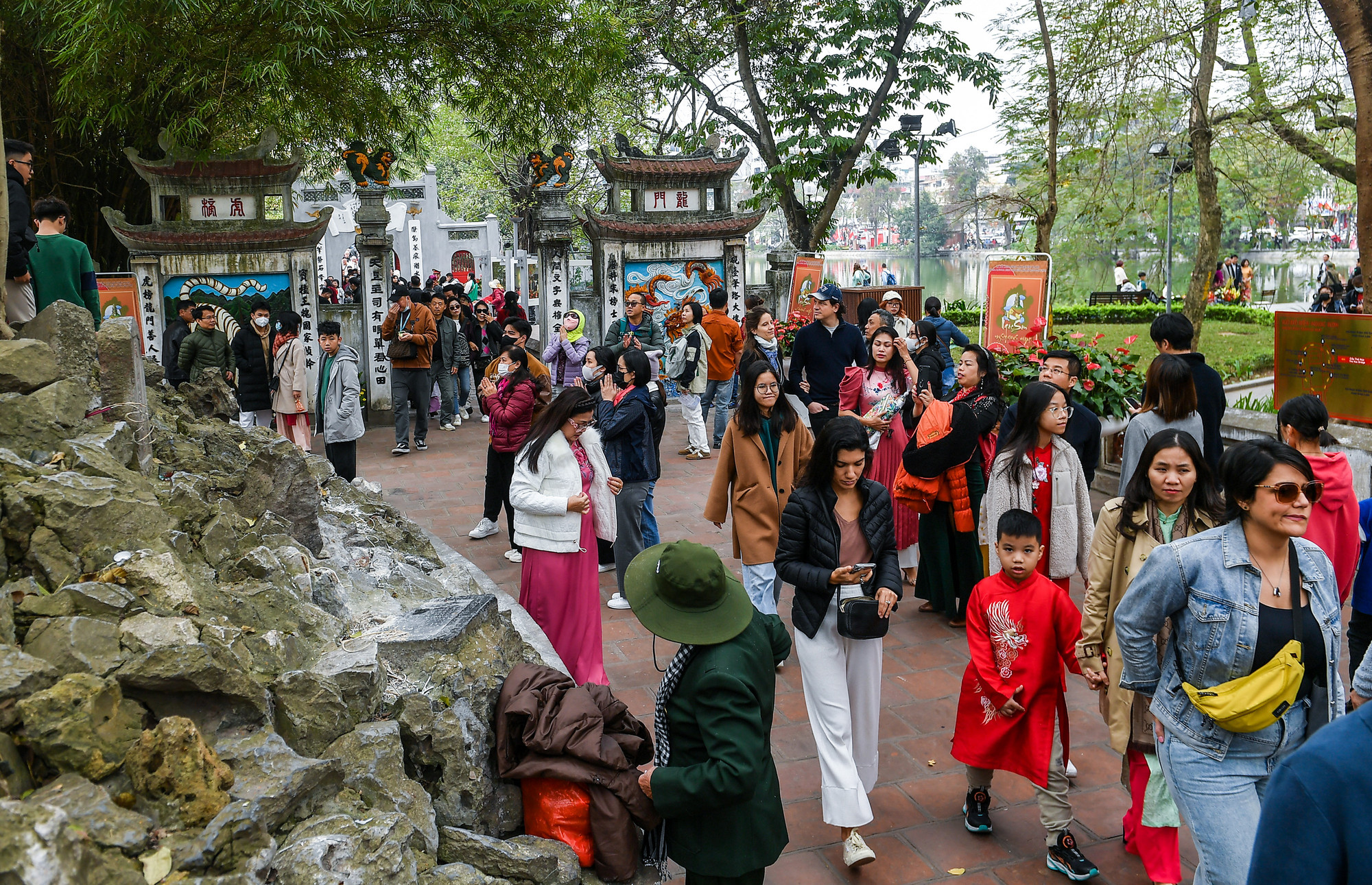 [Ảnh] Người Hà Nội rộn ràng du xuân ảnh 7