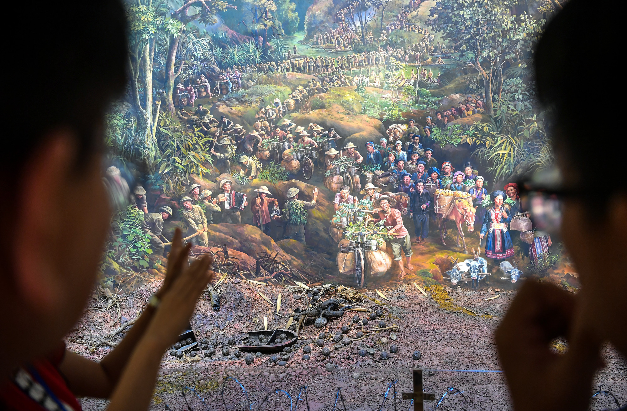 [Ảnh] Cựu chiến binh, du khách xúc động xem tranh Panorama tái hiện Chiến dịch Điện Biên Phủ ảnh 7