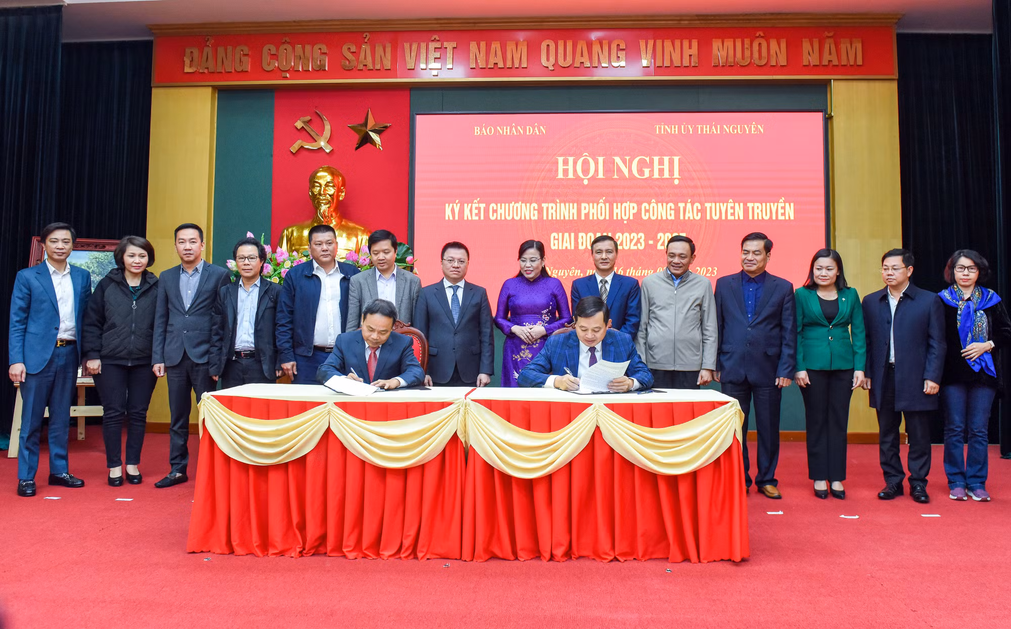 Lễ ký kết Chương trình hợp tác tuyên truyền giai đoạn 2023-2025 giữa Báo Nhân Dân và Tỉnh ủy Thái Nguyên. Lễ ký kết Chương trình hợp tác tuyên truyền giai đoạn 2023-2025 giữa Báo Nhân Dân và Tỉnh ủy Thái Nguyên.