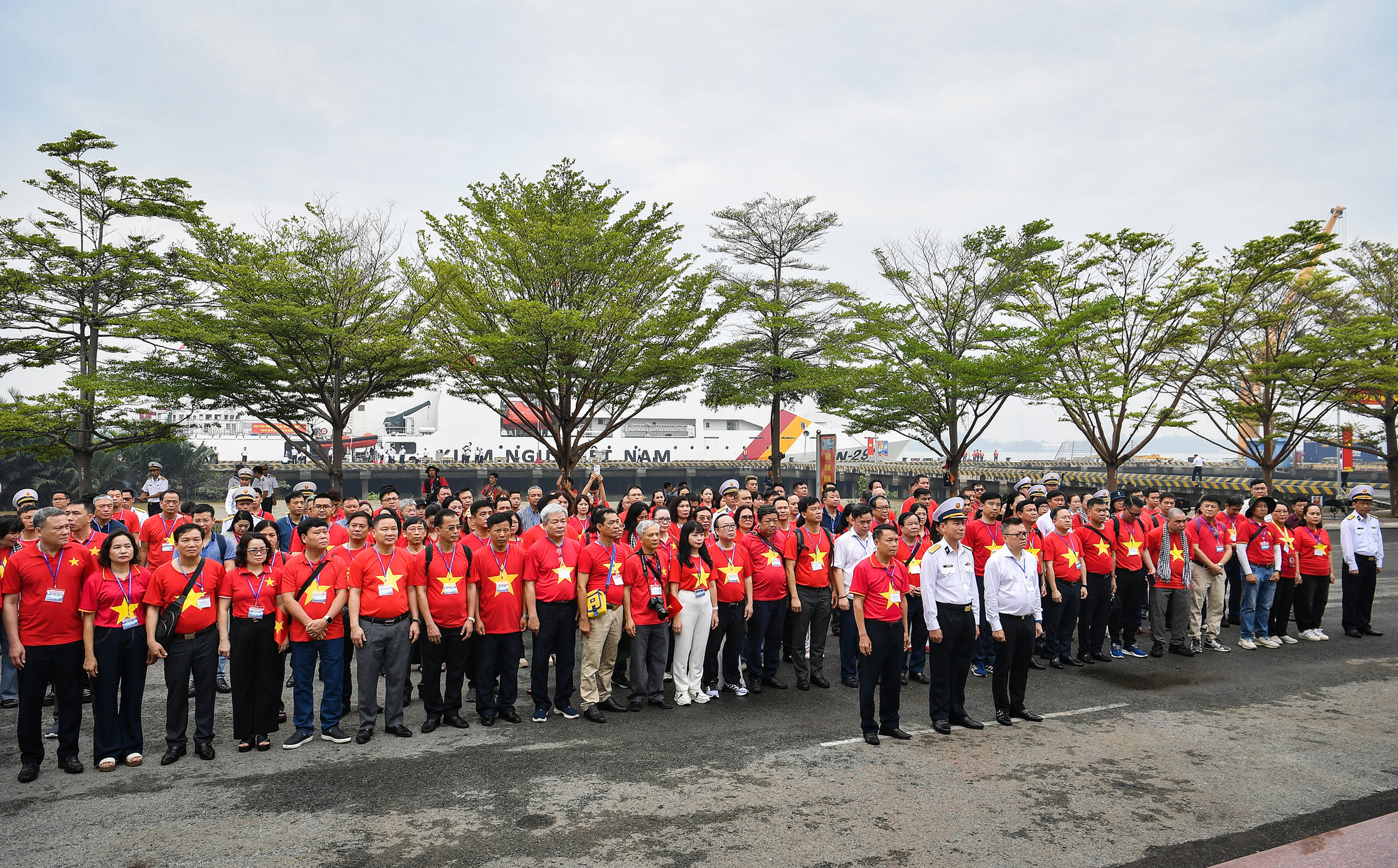 [Ảnh] Đoàn công tác 100 nhà báo của Hội Nhà báo Việt Nam thăm quân và dân huyện đảo Trường Sa ảnh 3