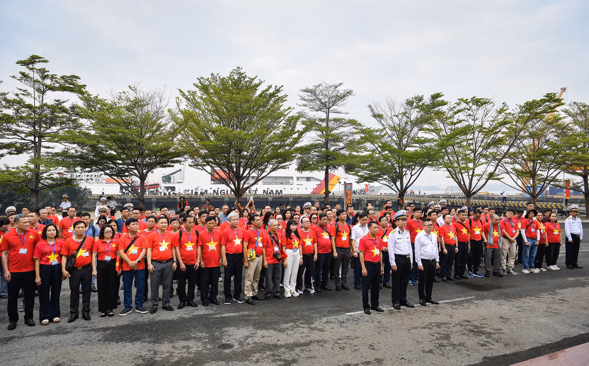 [Ảnh] Đoàn công tác 100 nhà báo của Hội Nhà báo Việt Nam thăm quân và dân huyện đảo Trường Sa ảnh 3