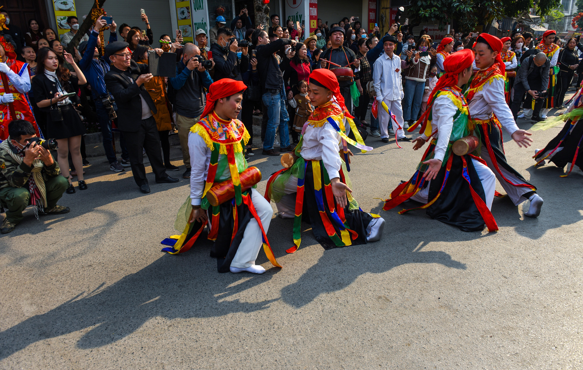Vẻ đẹp của điệu múa “Con đĩ đánh bồng” được giới nhiếp ảnh đặc biệt quan tâm.