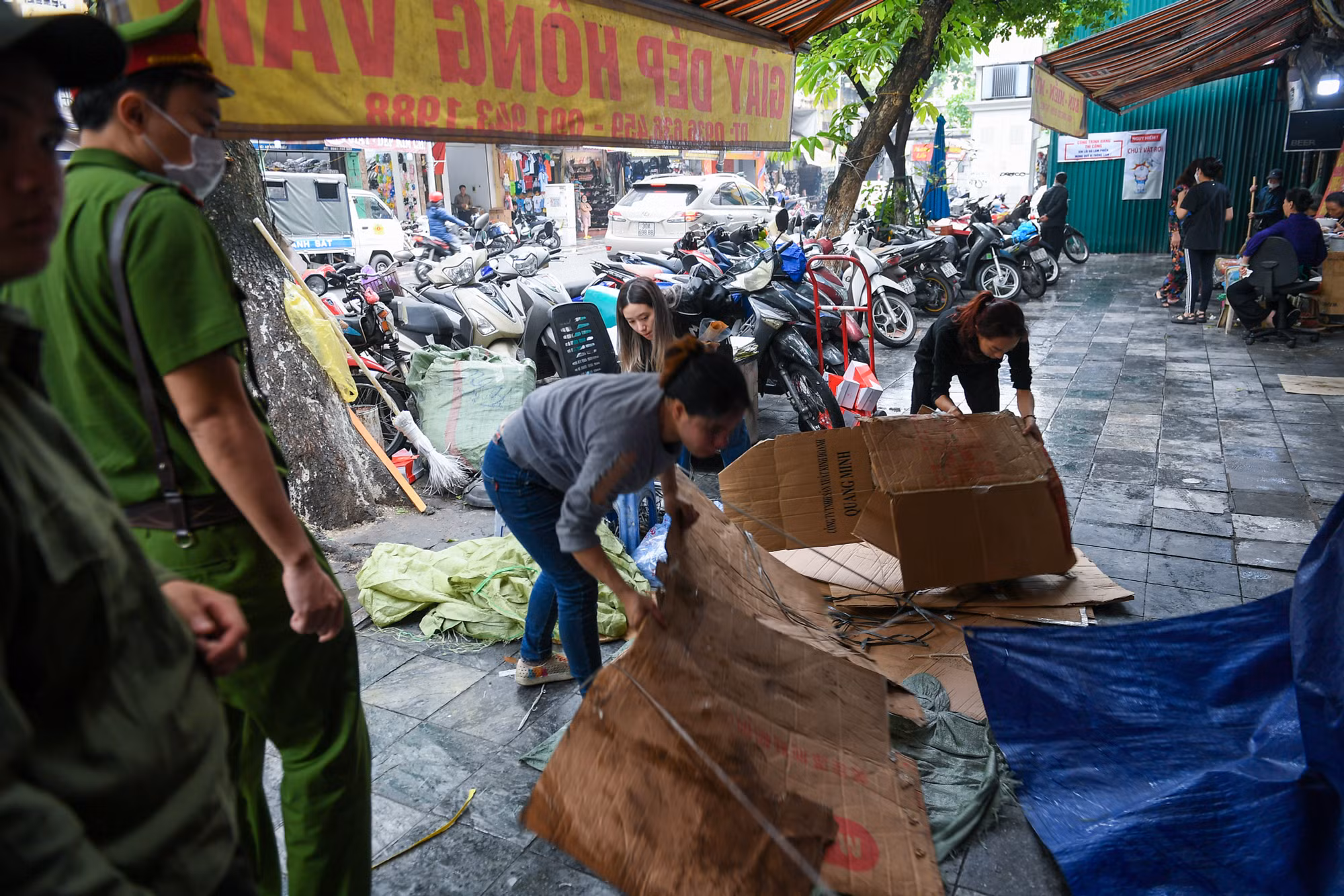 Một trường hợp cố tình vi phạm bị cơ quan chức năng yêu cầu dọn dẹp, trả lại vỉa hè tại phường Đồng Xuân (quận Hoàn Kiếm, Hà Nội).