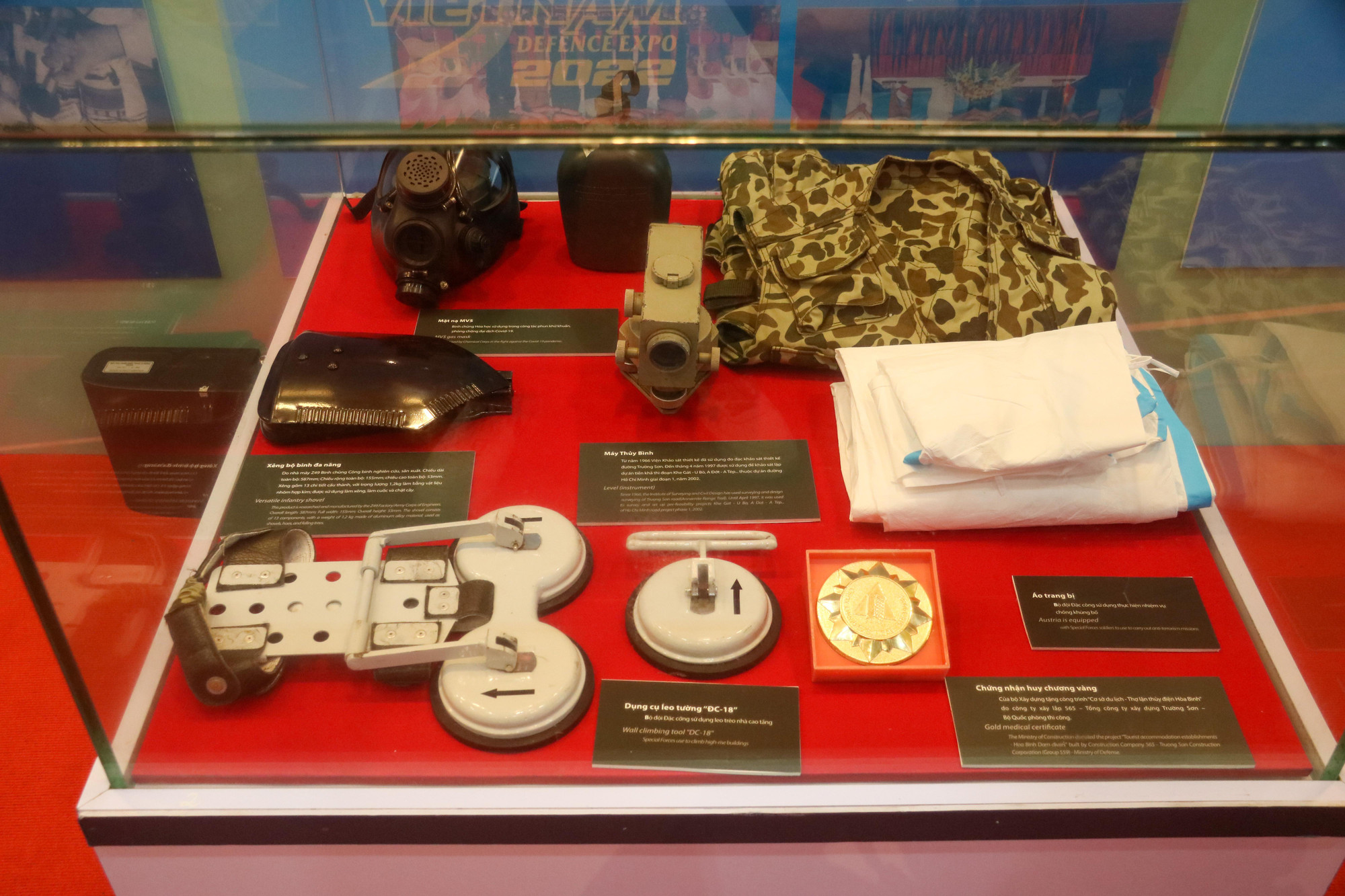 Một số dụng cụ của Quân đội Nhân dân Việt Nam sử dụng qua các thời kỳ kháng chiến. Tiêu biểu như máy đo phóng xạ, mũ tai bèo, áo giáp sắt, dụng cụ quân y,…