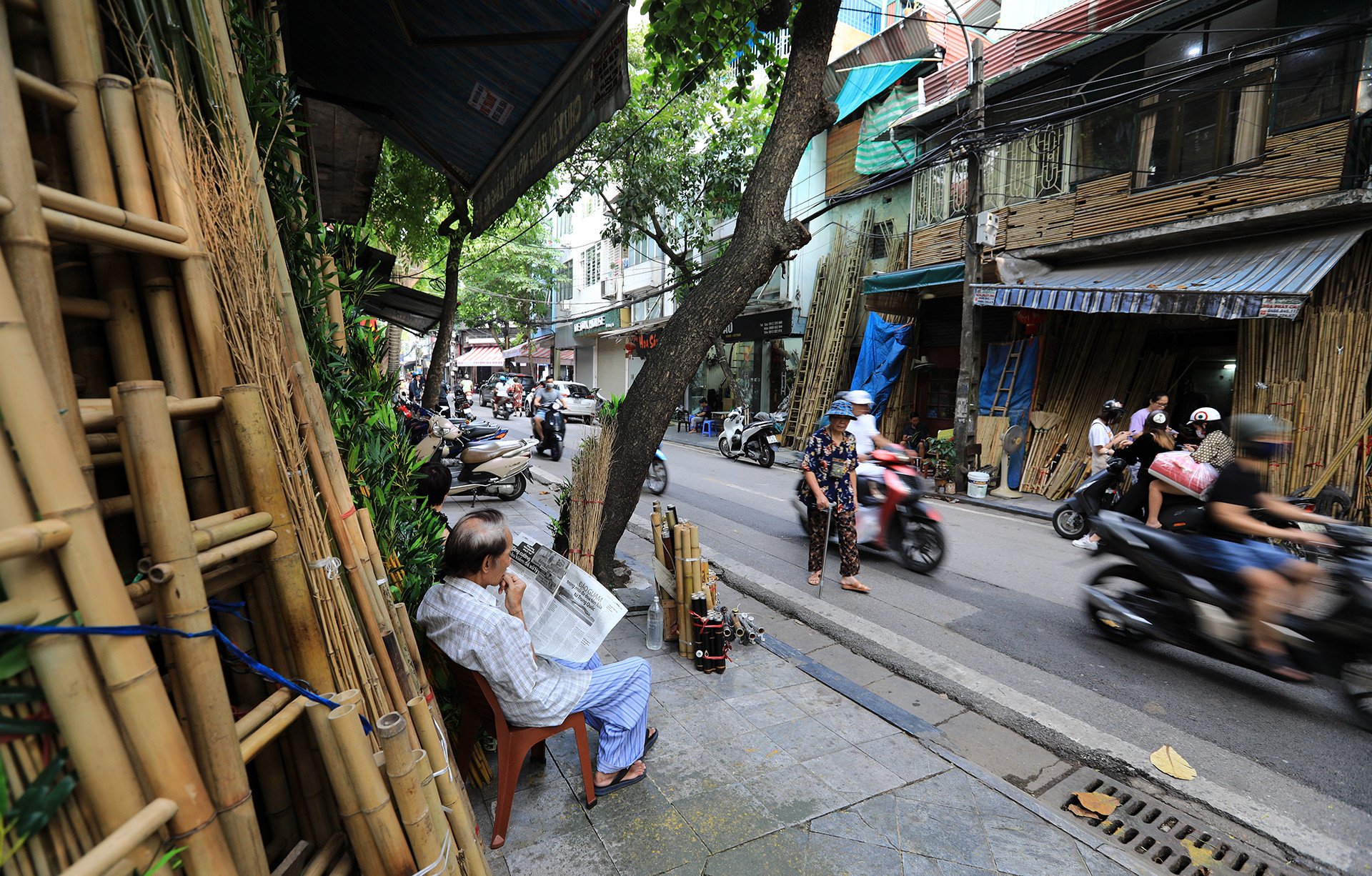 Không khó để bắt gặp hình ảnh những người dân sinh sống tại phố cổ thư thái tản bộ hay bắc ghế ra ngồi trước cửa nhà ung dung đọc báo, ngắm dòng người qua lại. Đây cũng chính là thói quen, là nếp sống văn hoá của người dân phố cổ.