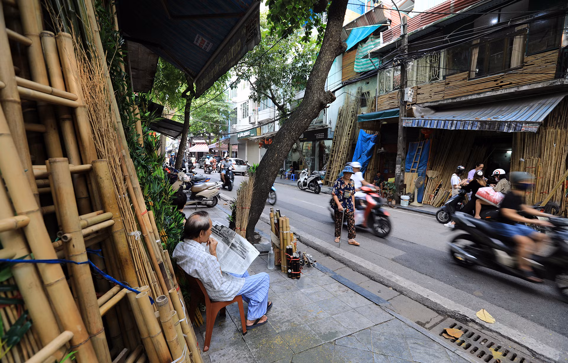 Không khó để bắt gặp hình ảnh những người dân sinh sống tại phố cổ thư thái tản bộ hay bắc ghế ra ngồi trước cửa nhà ung dung đọc báo, ngắm dòng người qua lại. Đây cũng chính là thói quen, là nếp sống văn hoá của người dân phố cổ.