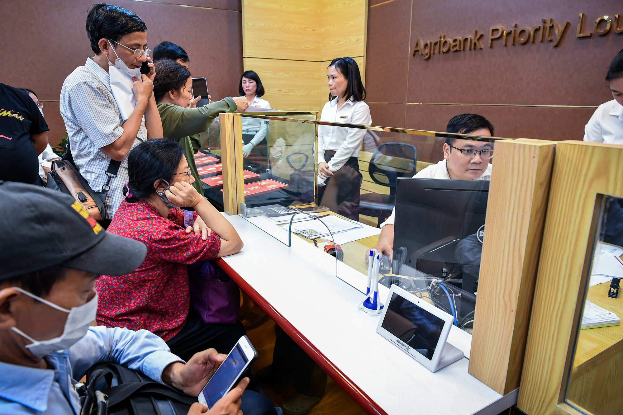 Những vị khách đầu tiên với số thứ tự mua vàng đầu tiên thấp thỏm chờ đợi đến giờ giao dịch