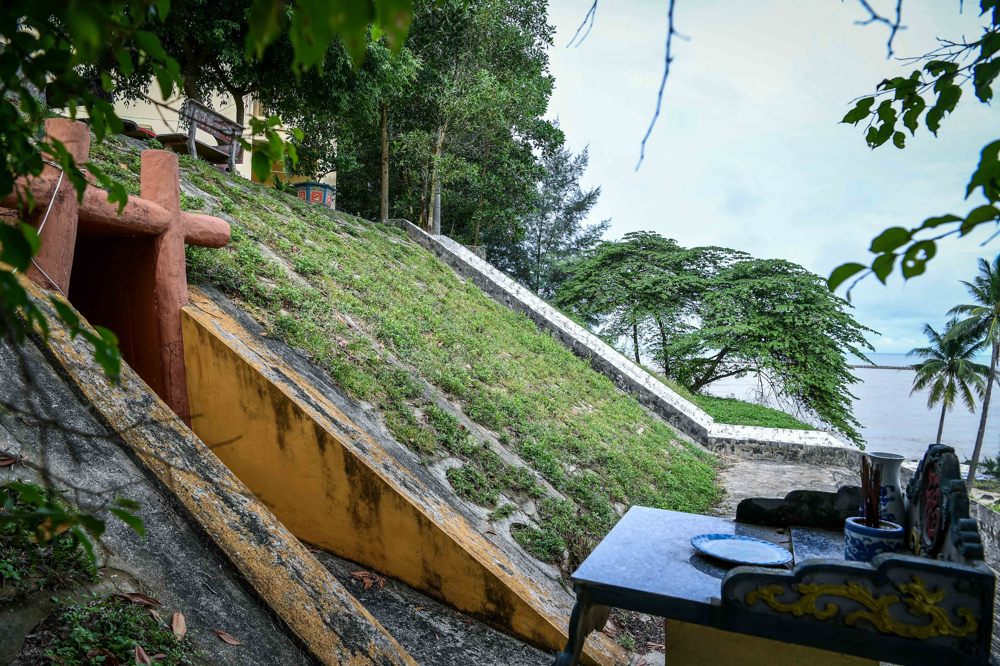 Ngay phía trên bến đò A là một địa đạo được đào sâu vào trong lòng đất, cửa hầm hướng thẳng ra biển. Do ở vị trí khá khuất, nên địa đạo này không được nhiều du khách biết tới khi đến thị trấn Cửa Tùng.