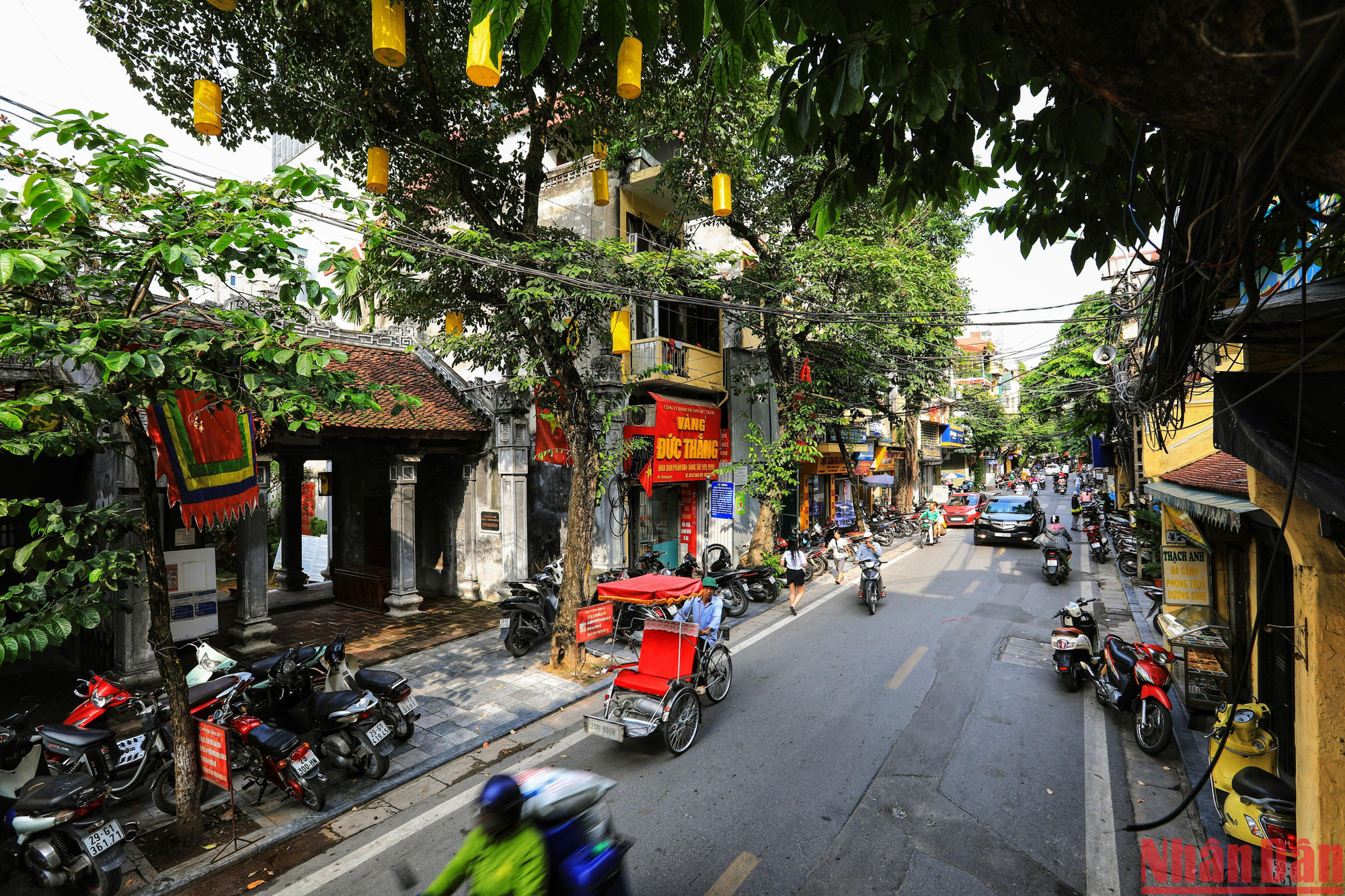 Hàng Bạc - một trong 36 phố nghề xưa của Hà Nội. (Ảnh: THÀNH ĐẠT)