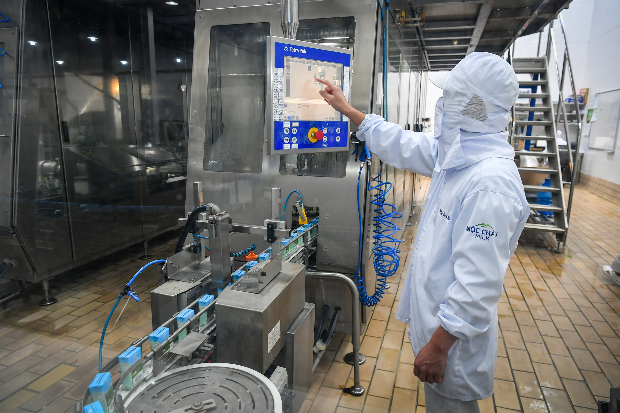 Tại Mộc Châu Milk, nhà máy đã áp dụng các tiêu chuẩn quốc tế về bảo đảm chất lượng sản phẩm như ISO 9001-2015, FSSC 22000-2019, Halal, ISO 17025 và ERP, nhờ đó quản lý sản xuất và chất lượng sản phẩm bảo đảm yêu cầu. Công ty cũng áp dụng công nghệ mới, thiết bị tiên tiến để nâng cao chất lượng sản phẩm như đầu tư máy ly tâm - tách khuẩn, máy bài khí, máy đồng hóa…