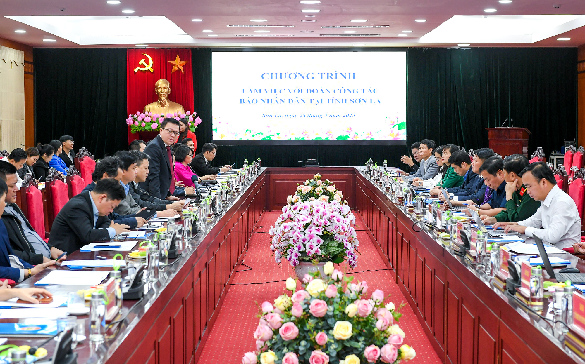 Quang cảnh buổi làm việc.