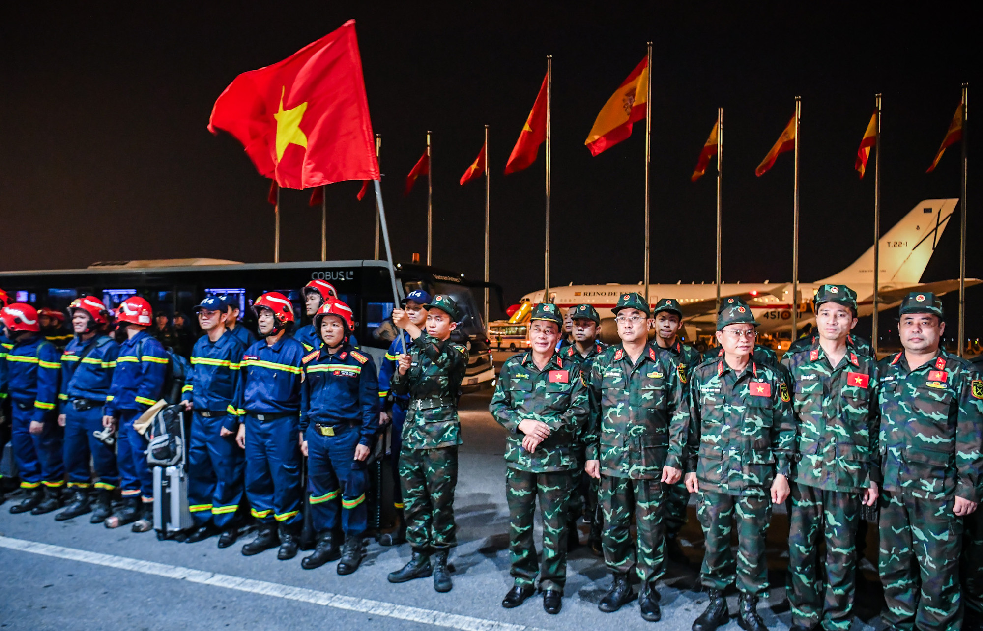 Cả 2 đoàn công tác cứu hộ cứu nạn của Bộ Quốc phòng và Bộ Công an gồm 126 người mang theo lá cờ đỏ sao vàng trở về nước an toàn.