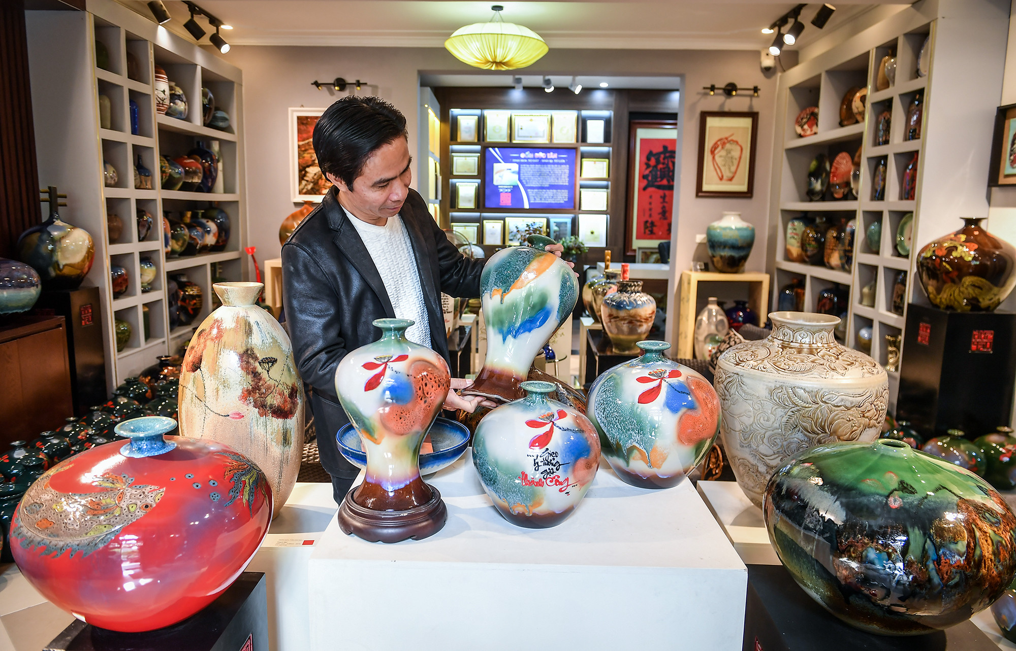 Nghệ nhân ưu tú Trần Đức Tân bên dòng sản phẩm gốm men Suối ngọc của mình. Nghệ nhân ưu tú Trần Đức Tân bên dòng sản phẩm gốm men Suối ngọc của mình.