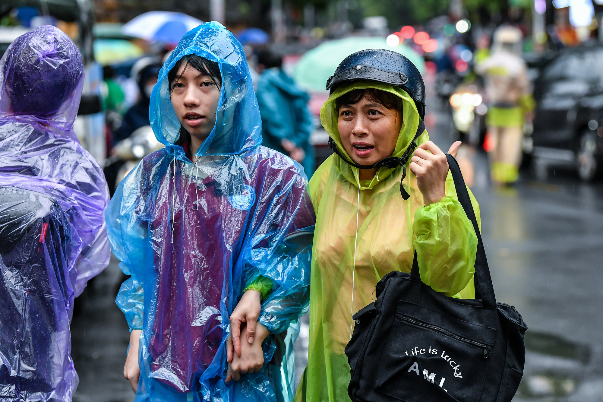 Cái nắm tay thật chặt sẽ truyền thêm tự tin cho nữ thí sinh trước kỳ "vượt vũ môn" quan trọng.