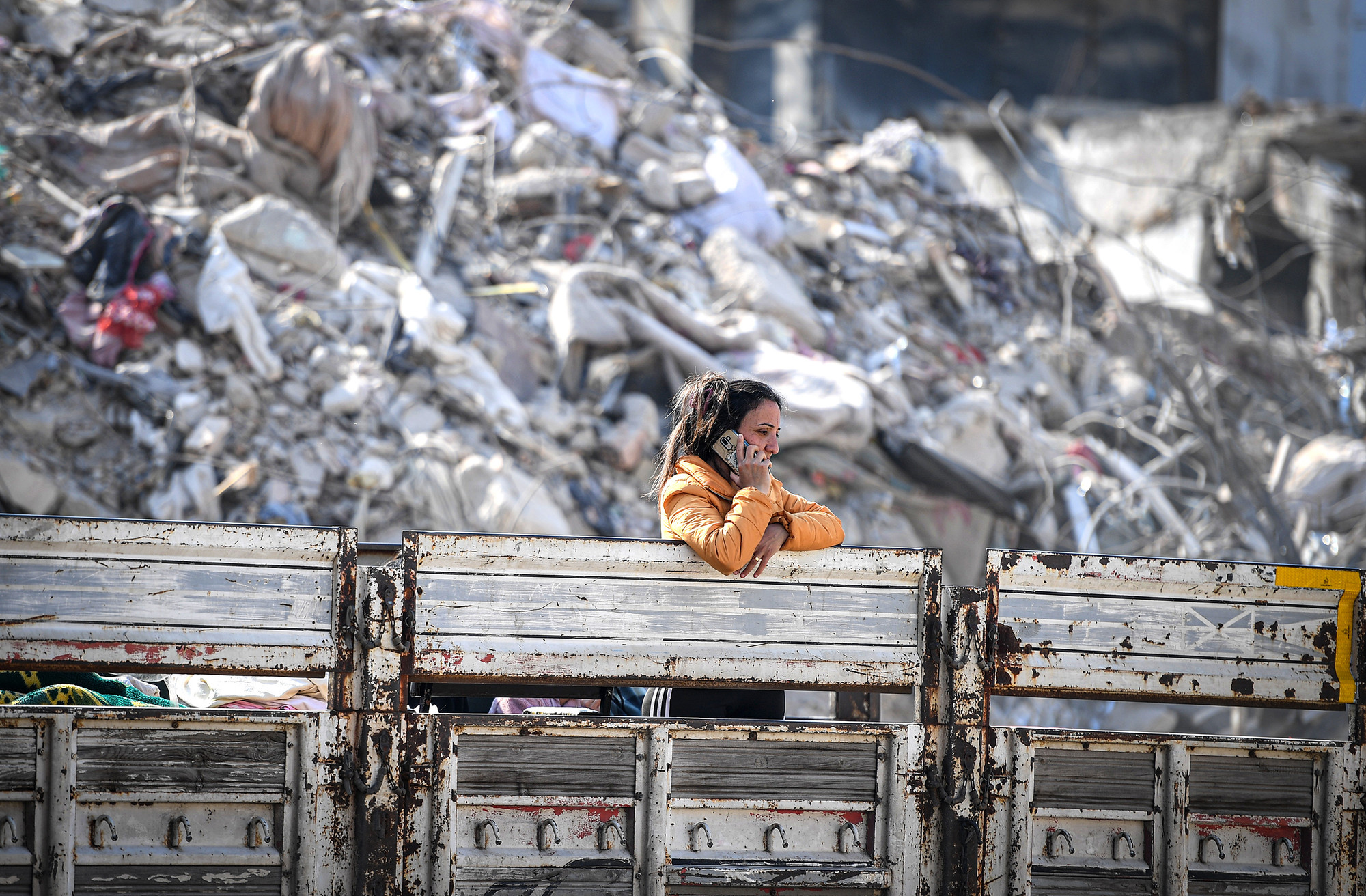 Những người sống sót gọi điện cho người thân trong nỗi thất thần vẫn còn hiện rõ trên mặt.