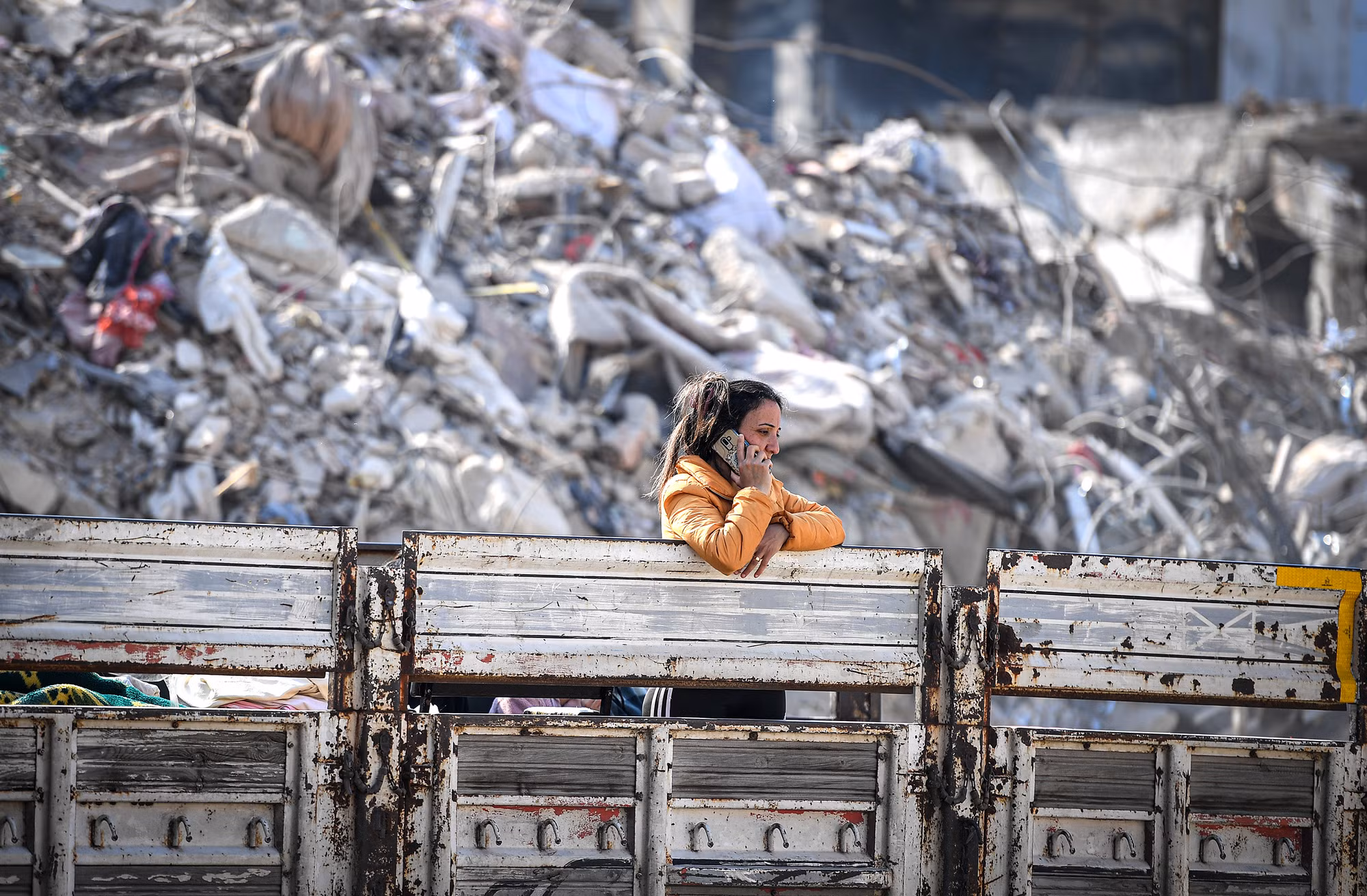 Những người sống sót gọi điện cho người thân trong nỗi thất thần vẫn còn hiện rõ trên mặt.